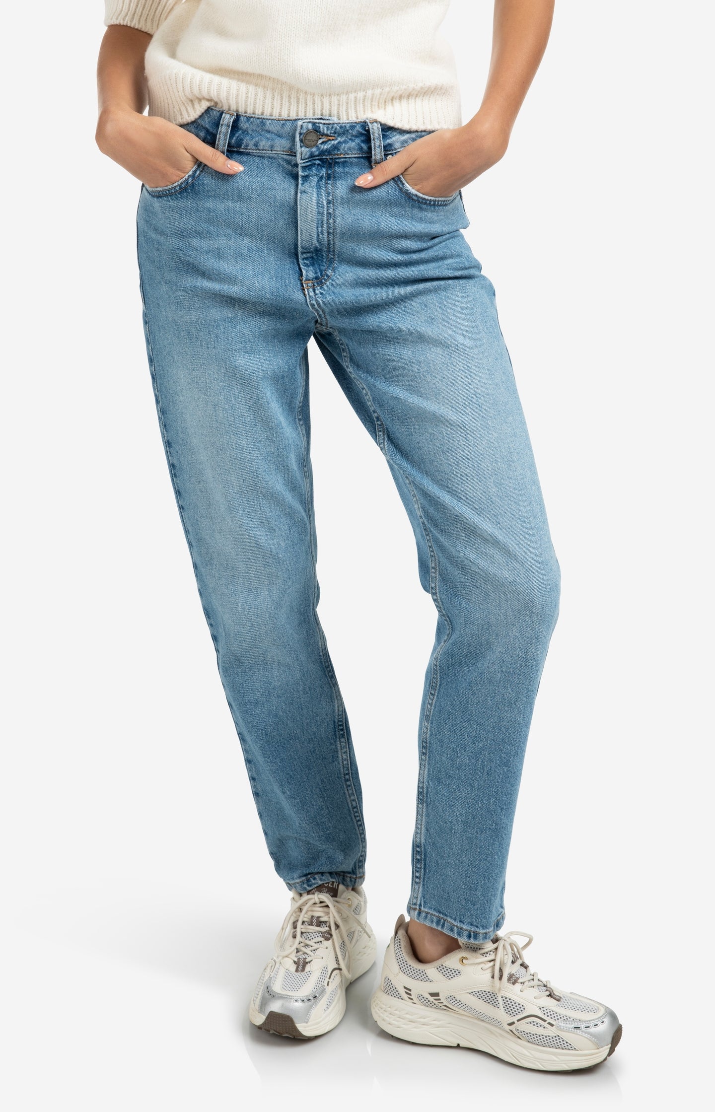 Boyfriend jeans with mid waist and straight legs