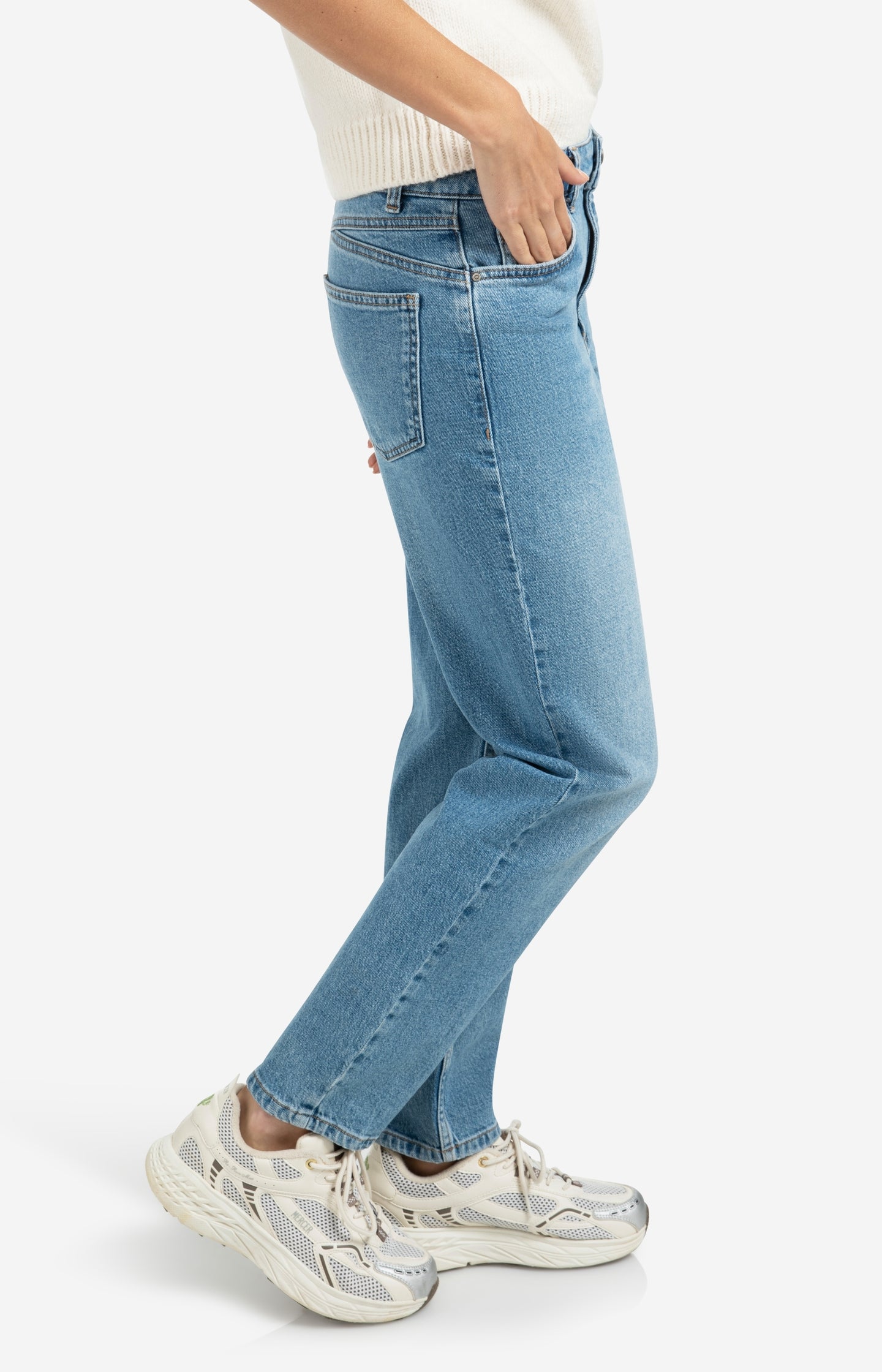 Boyfriend jeans with mid waist and straight legs
