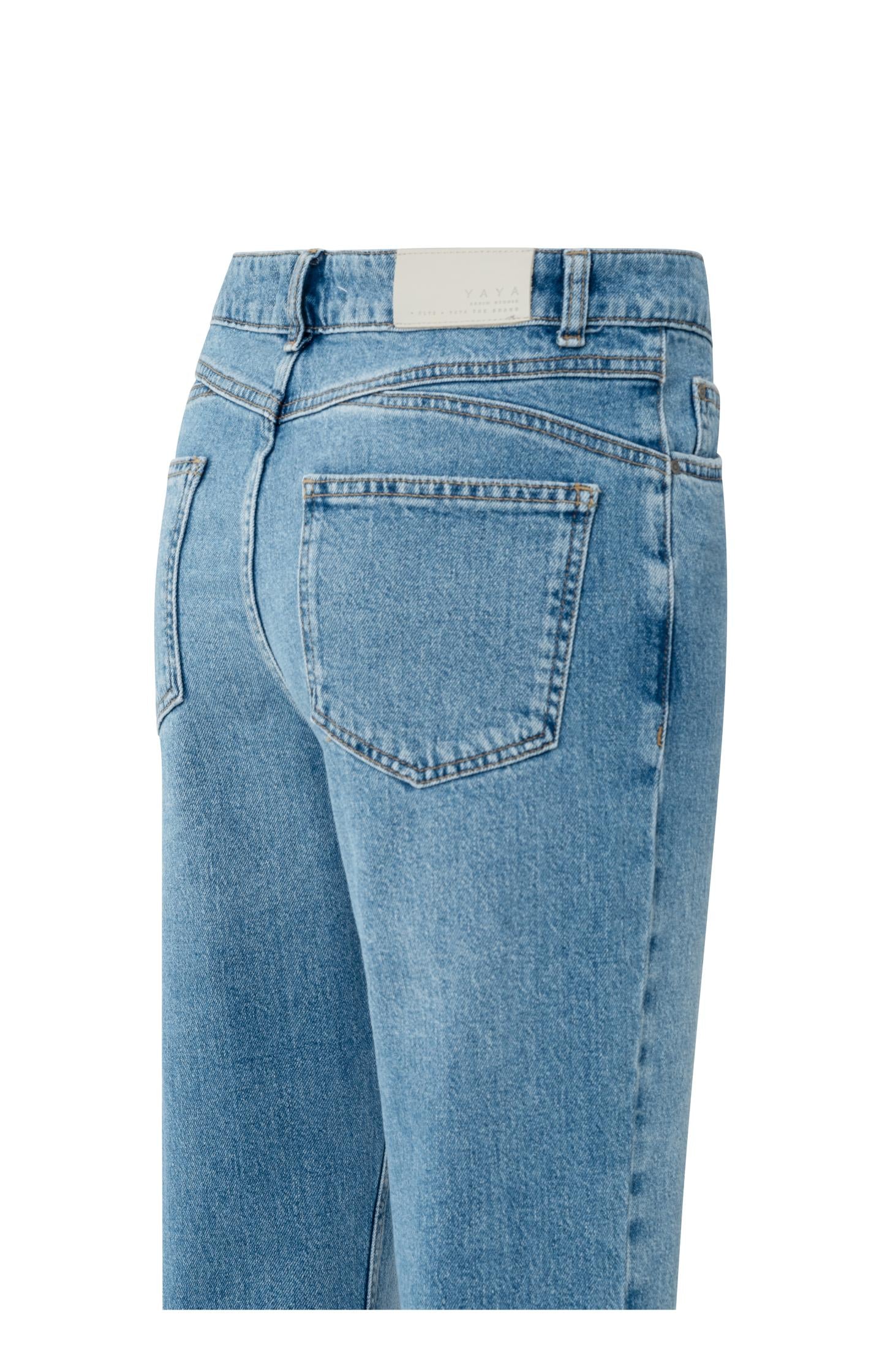 Boyfriend jeans with mid waist and straight legs