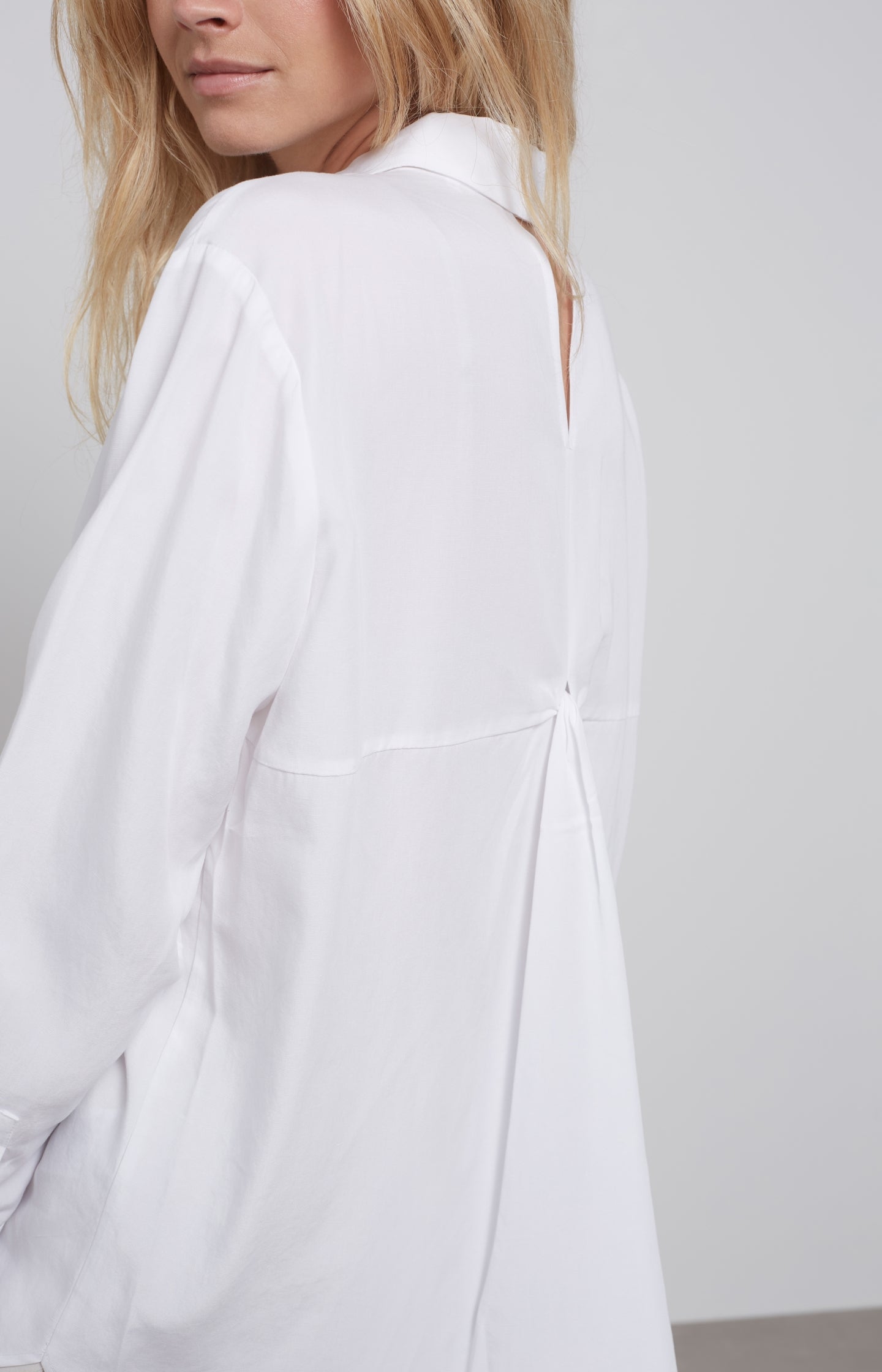 Button up blouse with long sleeves and detail on the back