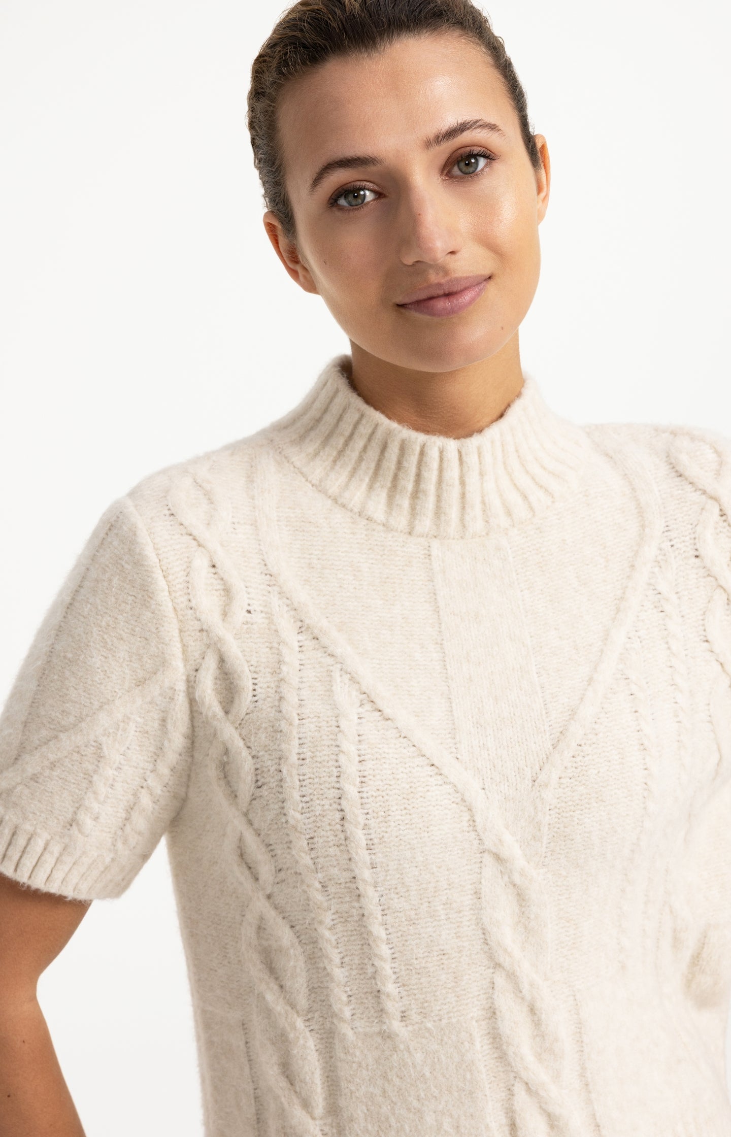 Cable knit sweater with short sleeves