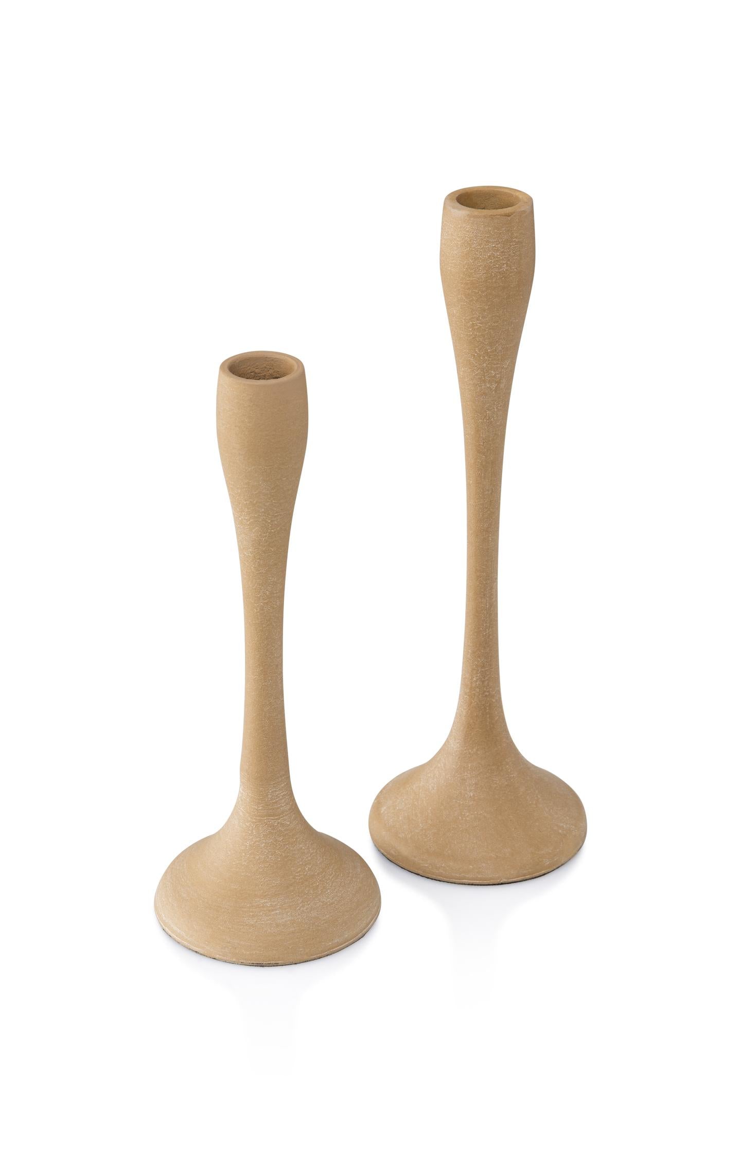 Candle holder with round base