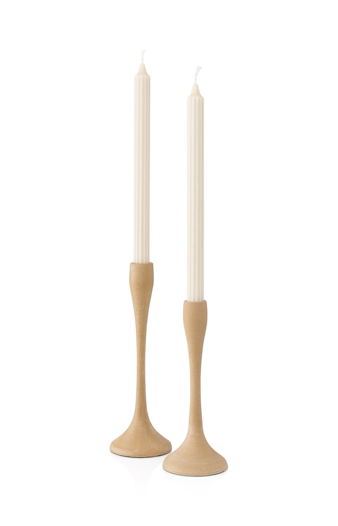 Candle holder with round base