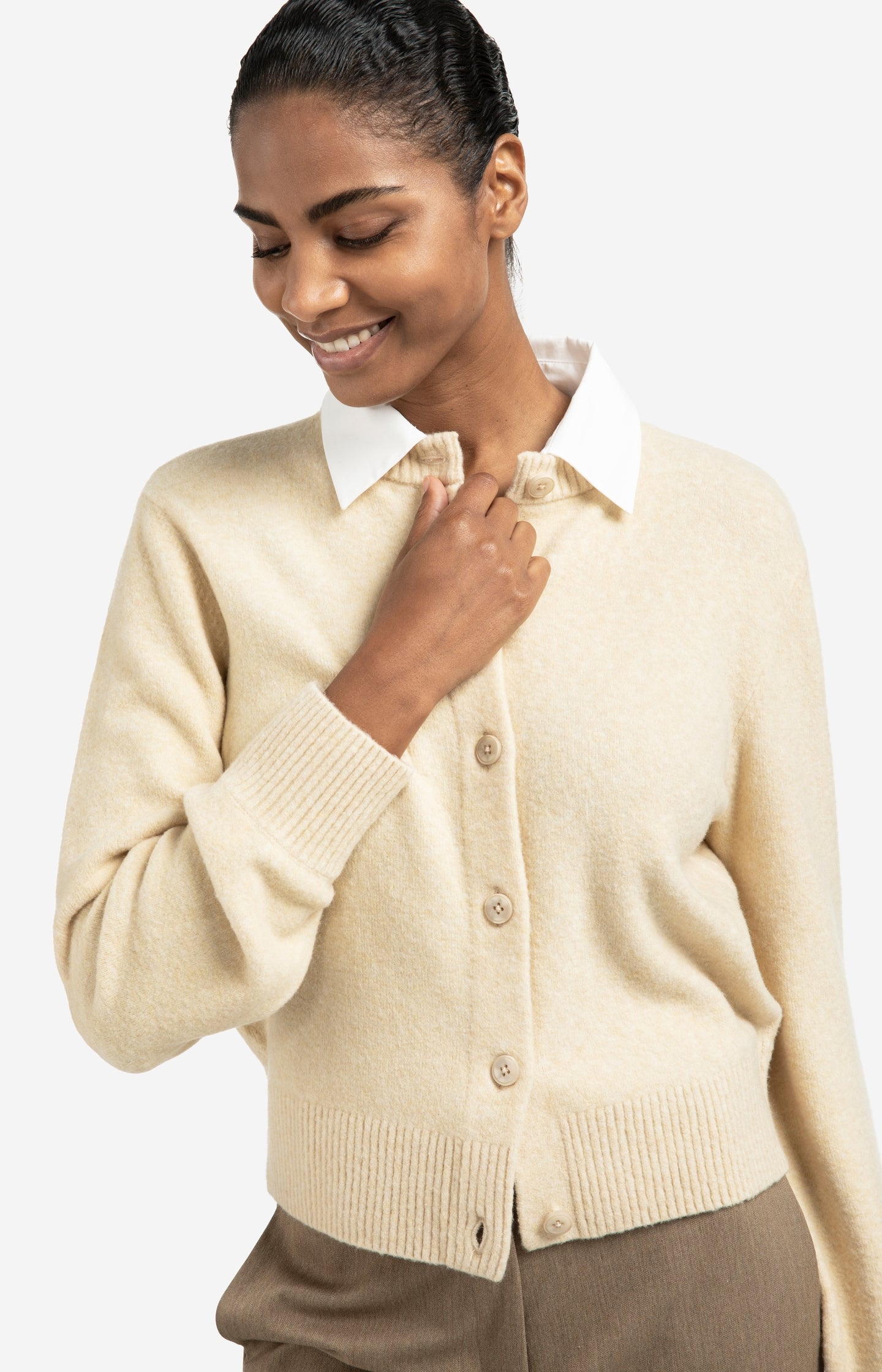 Cardigan with detachable collar and button closure