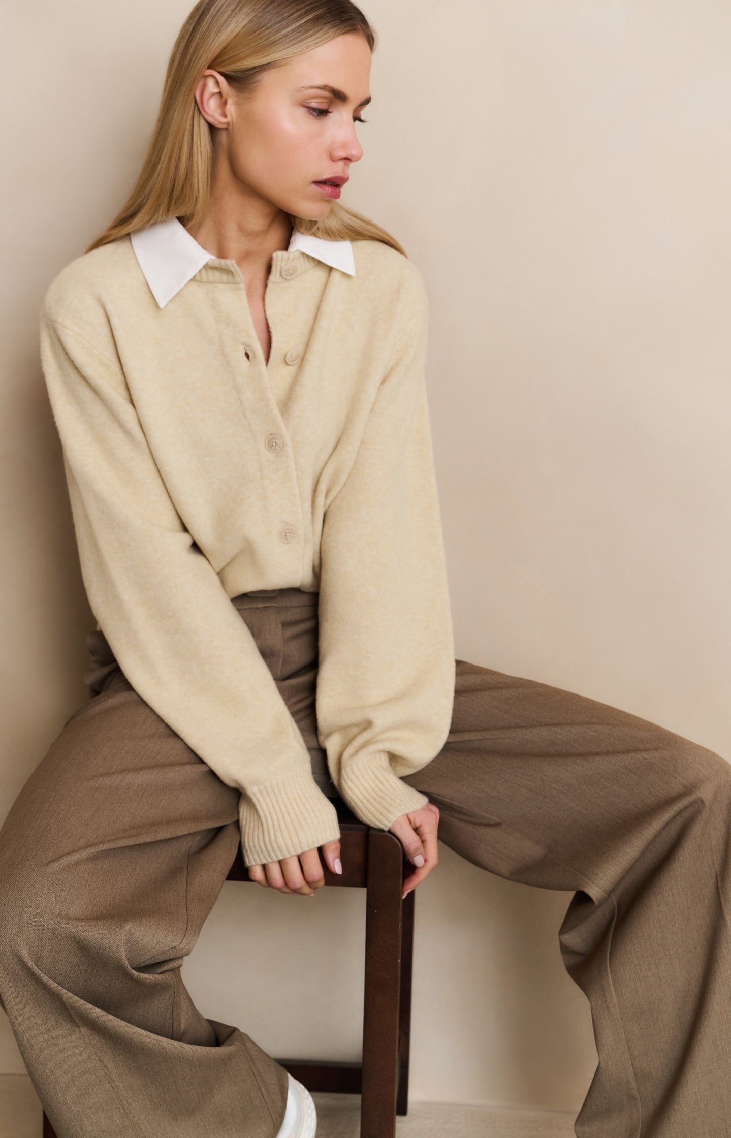 Cardigan with detachable collar and button closure