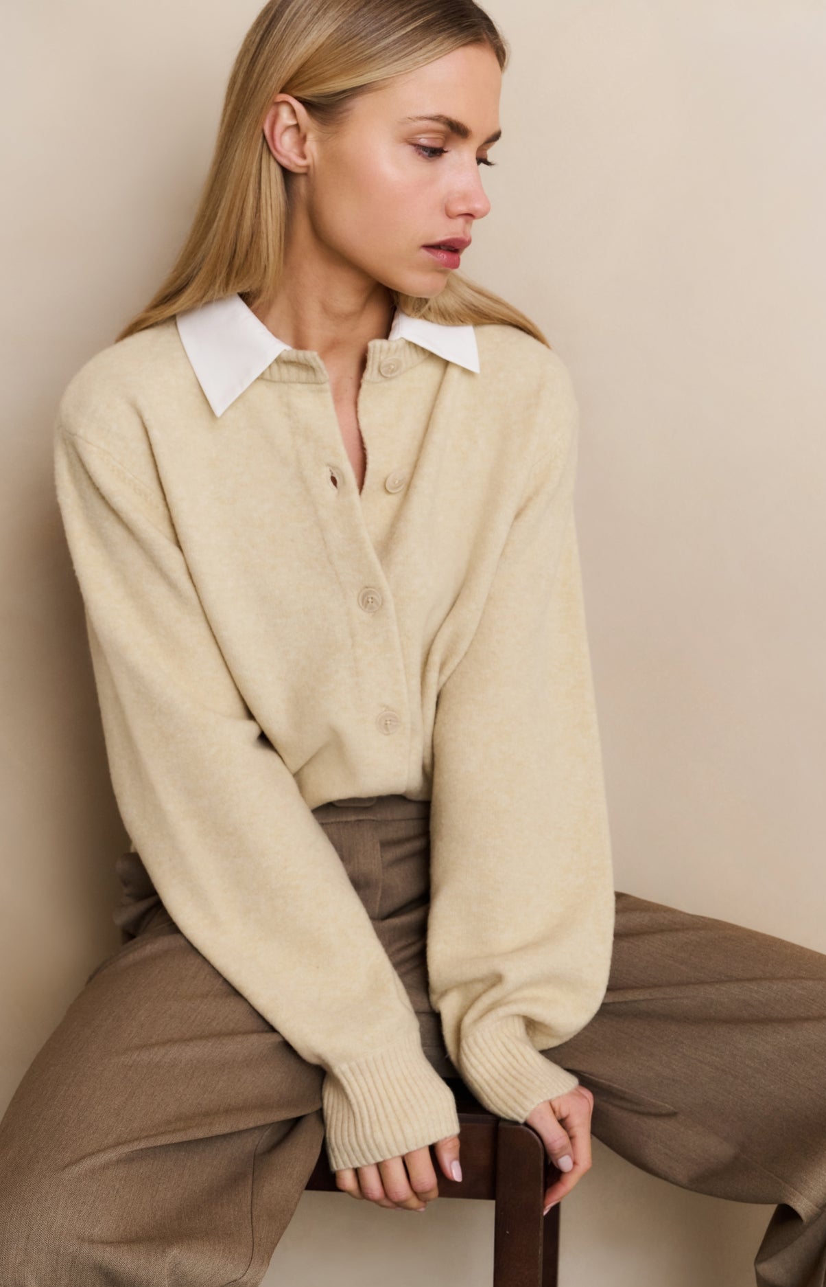Cardigan with detachable collar and button closure