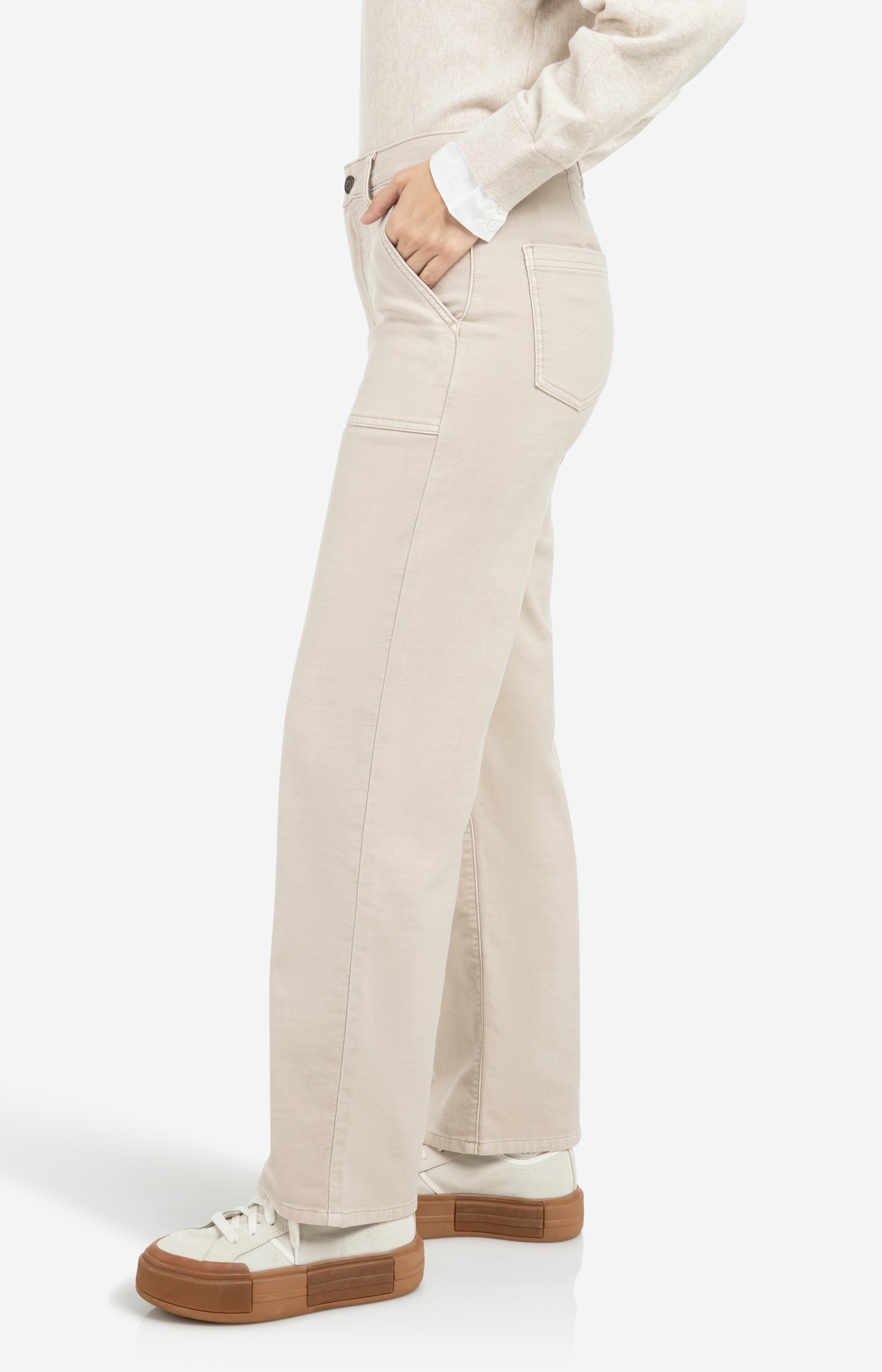 Cargo trousers with straight legs and patch pockets (L32)