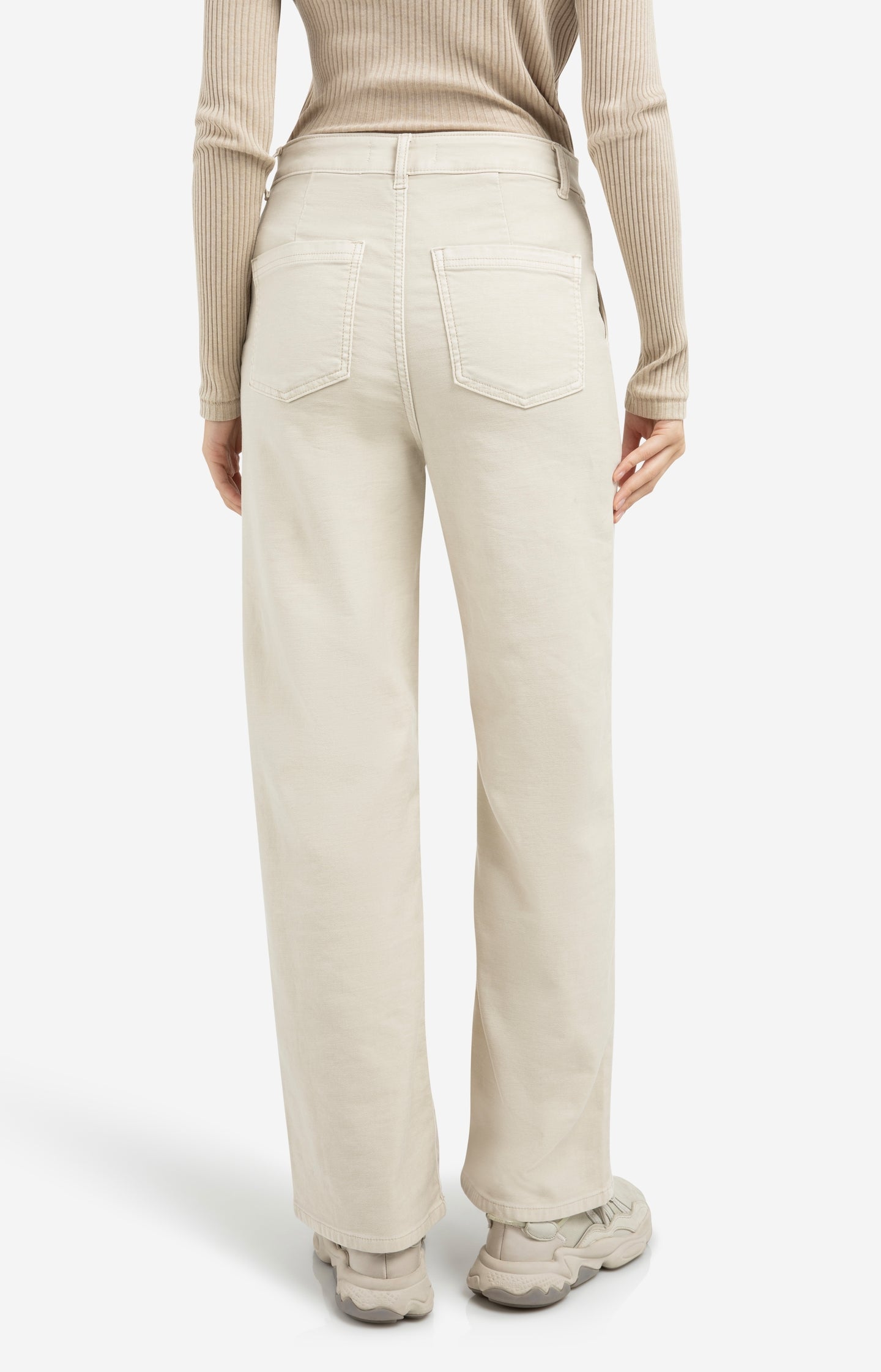 Cargo trousers with straight legs and patch pockets (L32)
