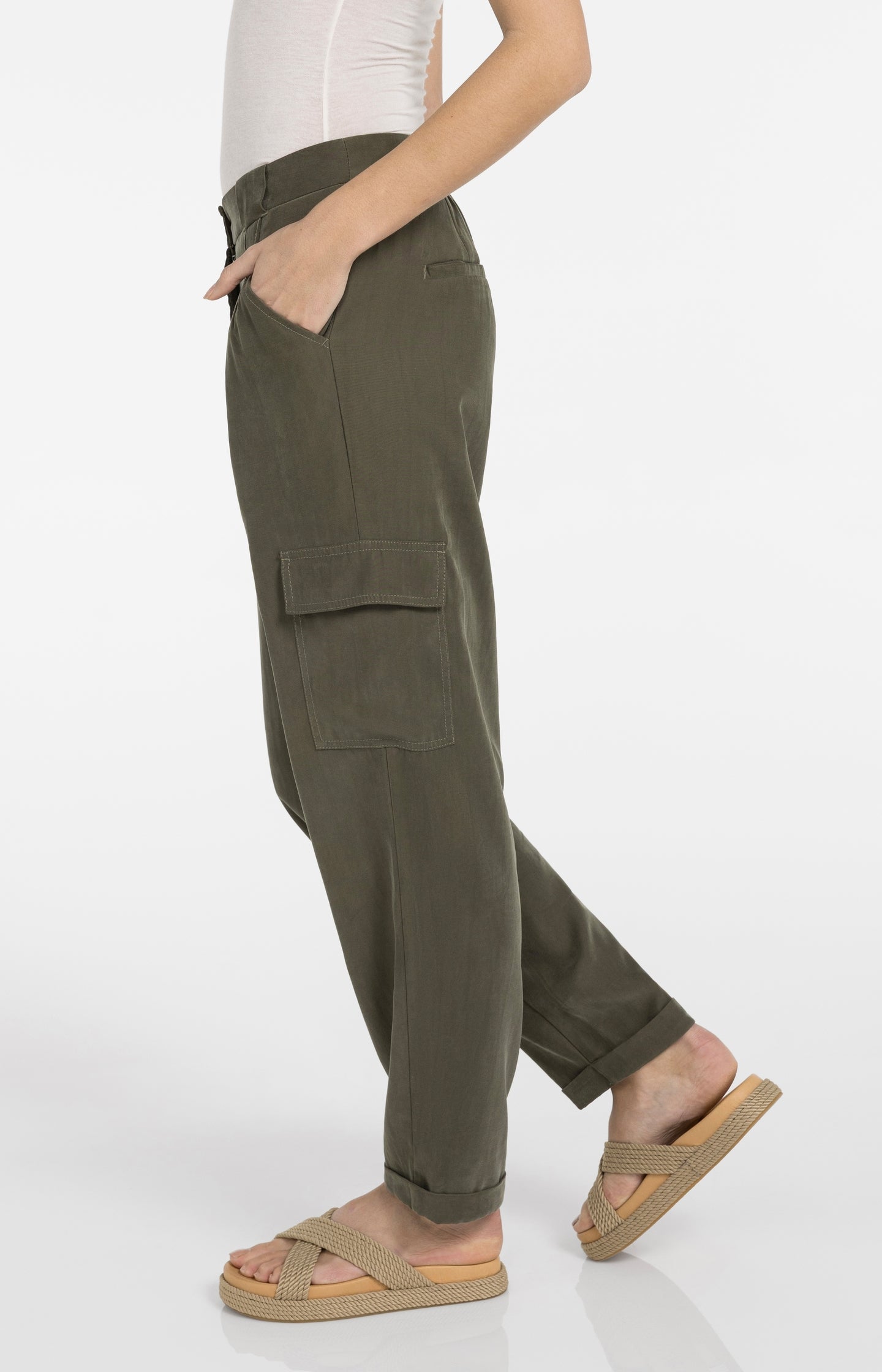 Cargo trousers with straight legs and pleats