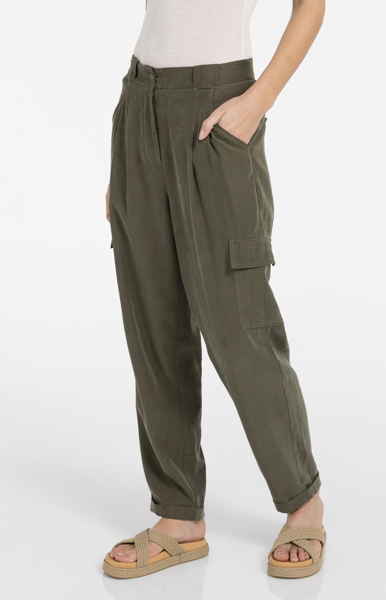 Cargo trousers with straight legs and pleats