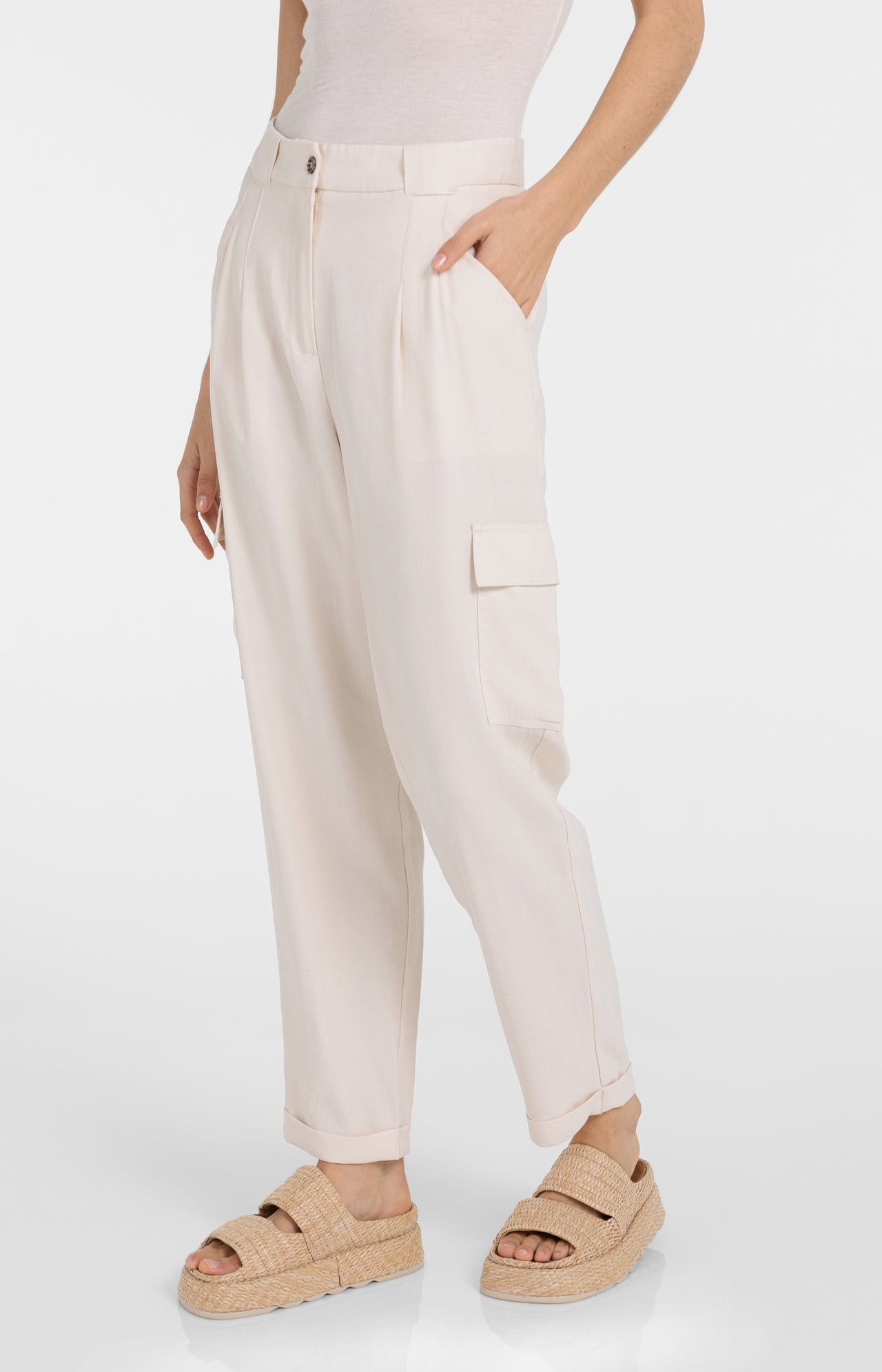 Cargo trousers with straight legs and pleats
