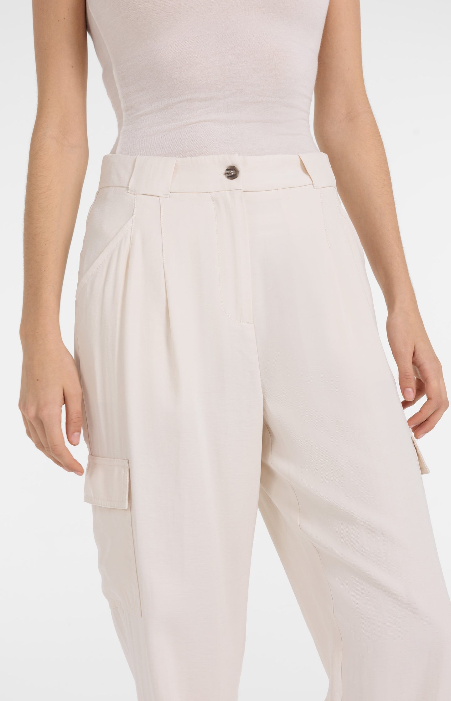 Cargo trousers with straight legs and pleats