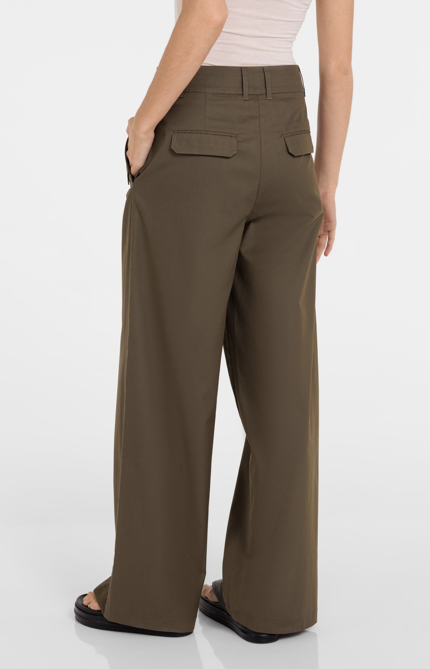 Cargo trousers with wide legs and pleat details - L32