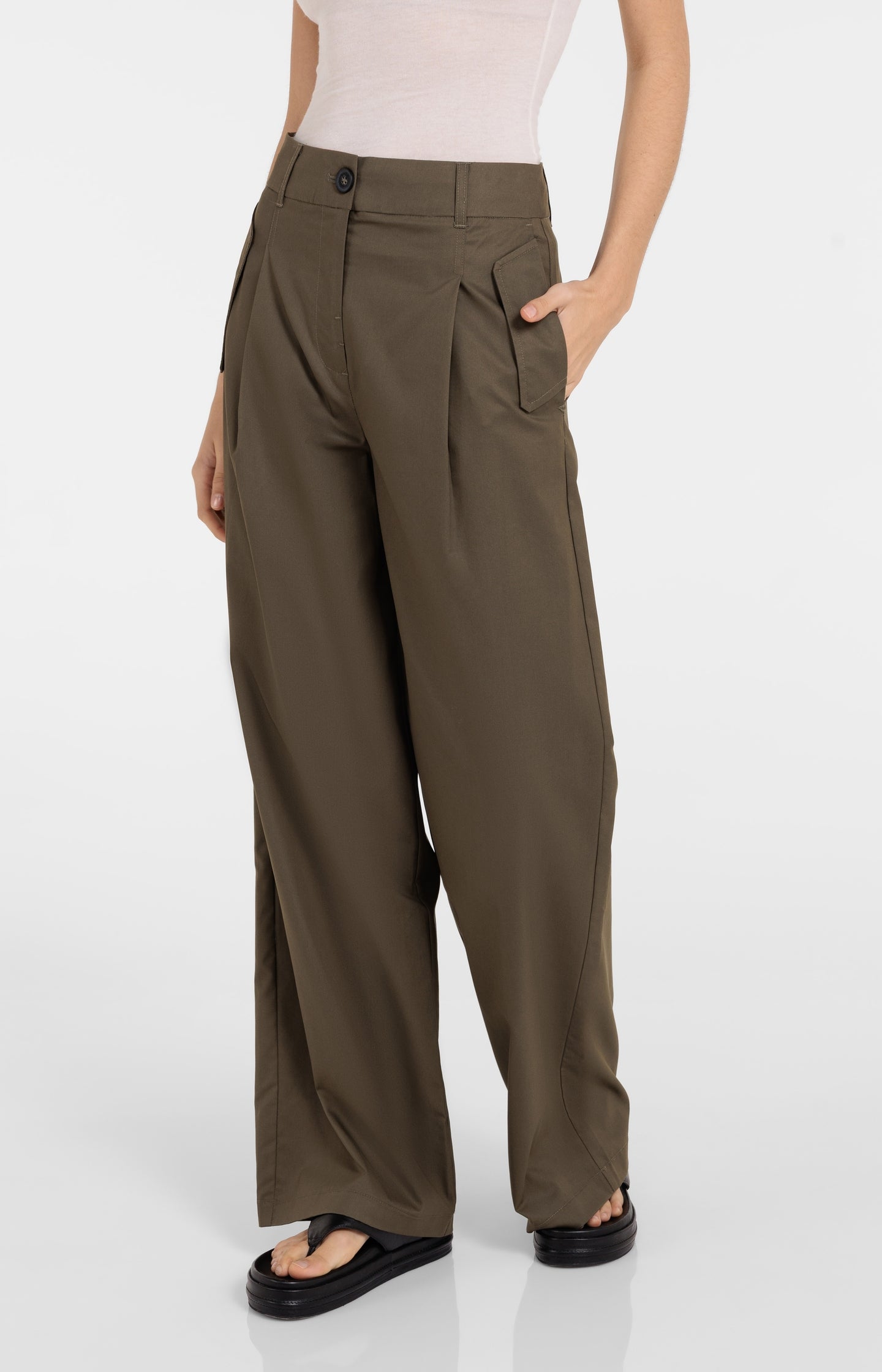 Cargo trousers with wide legs and pleat details - L32