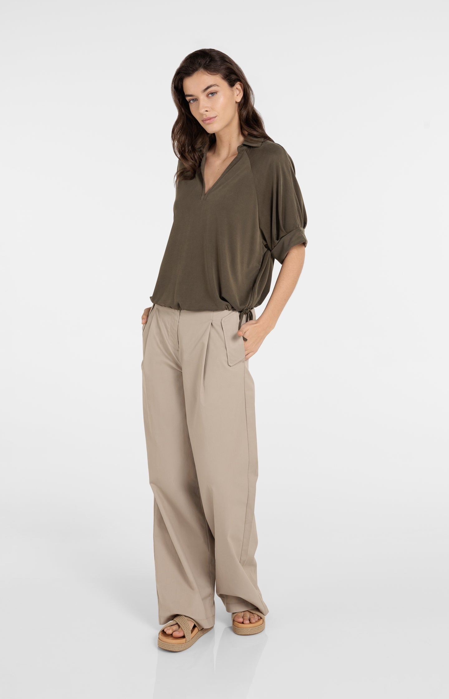 Cargo trousers with wide legs and pleat details - L32