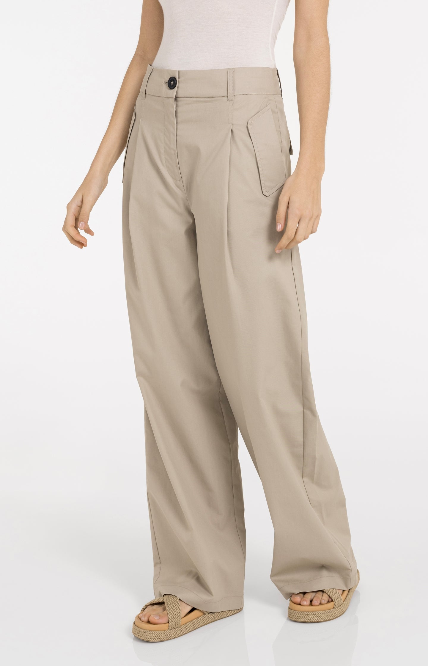 Cargo trousers with wide legs and pleat details - L32