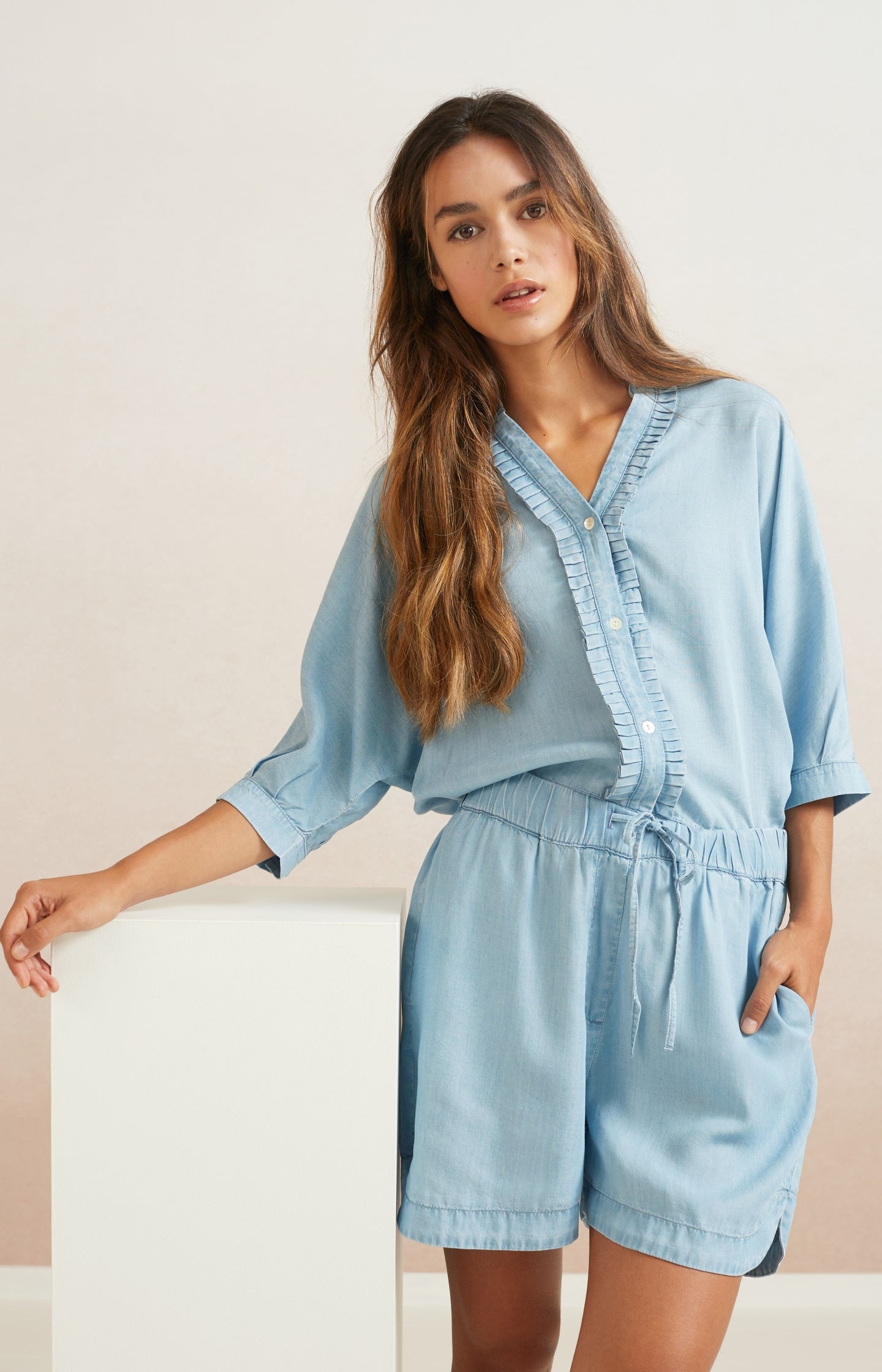 Chambray batwing top with V-neck and half long sleeves - Type: lookbook