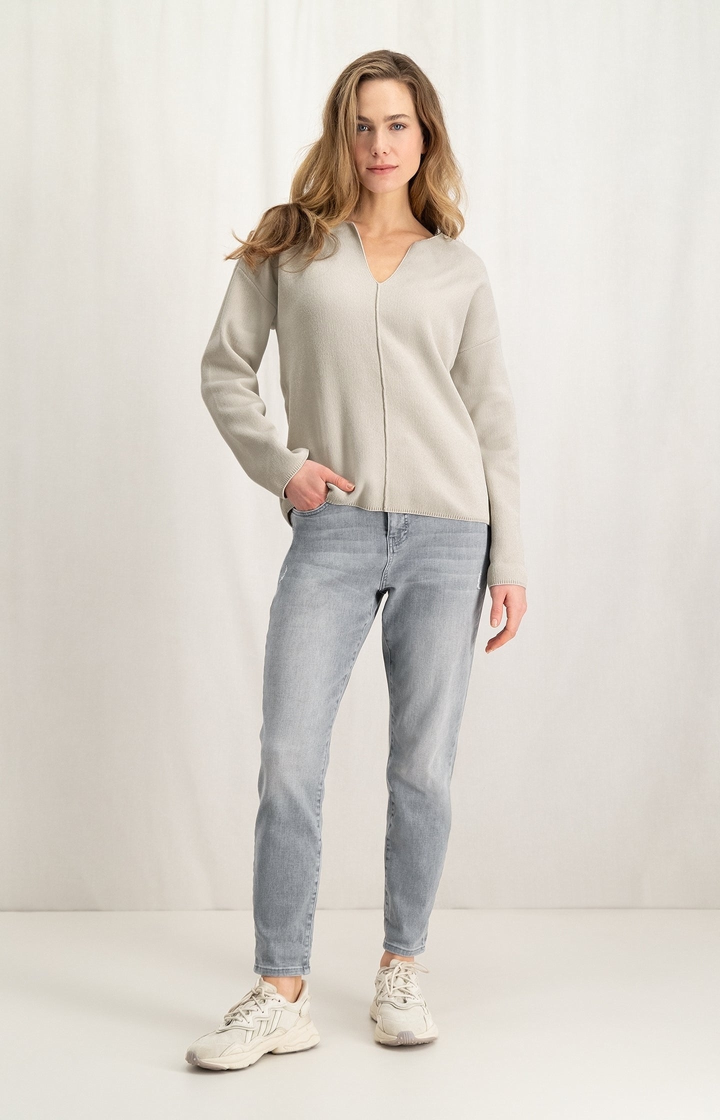 Chenille sweater with long sleeves, V-neck and seam detail - Type: lookbook