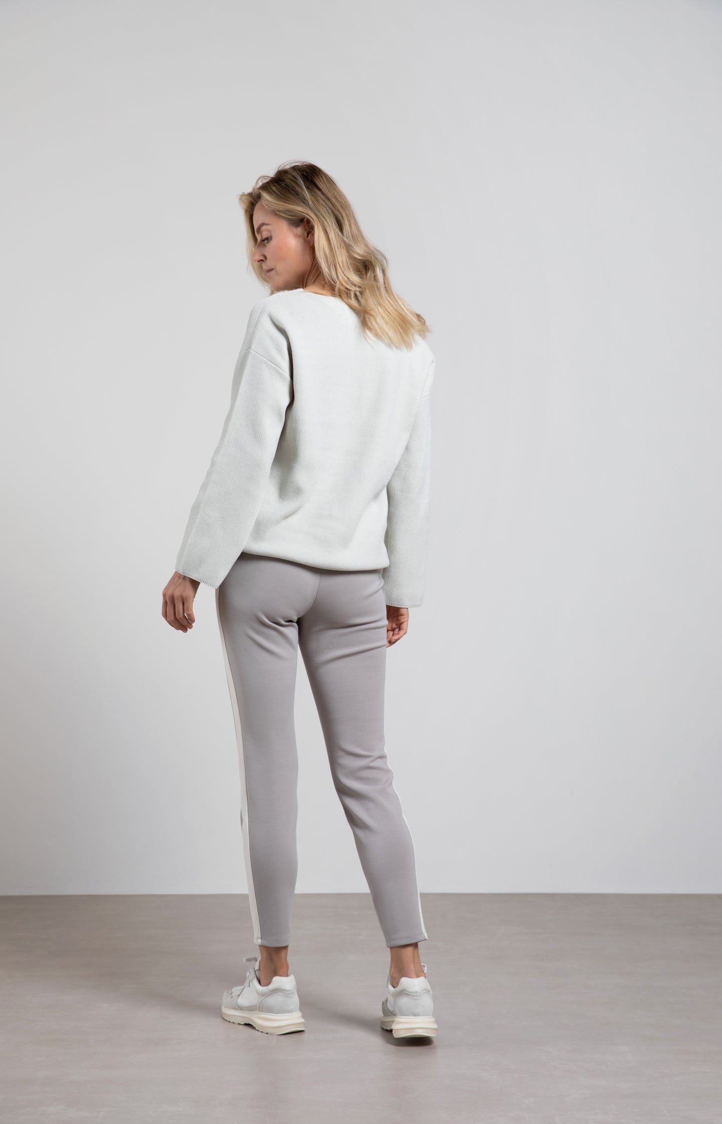 Chenille sweater with V-neck, long sleeves and seam detail