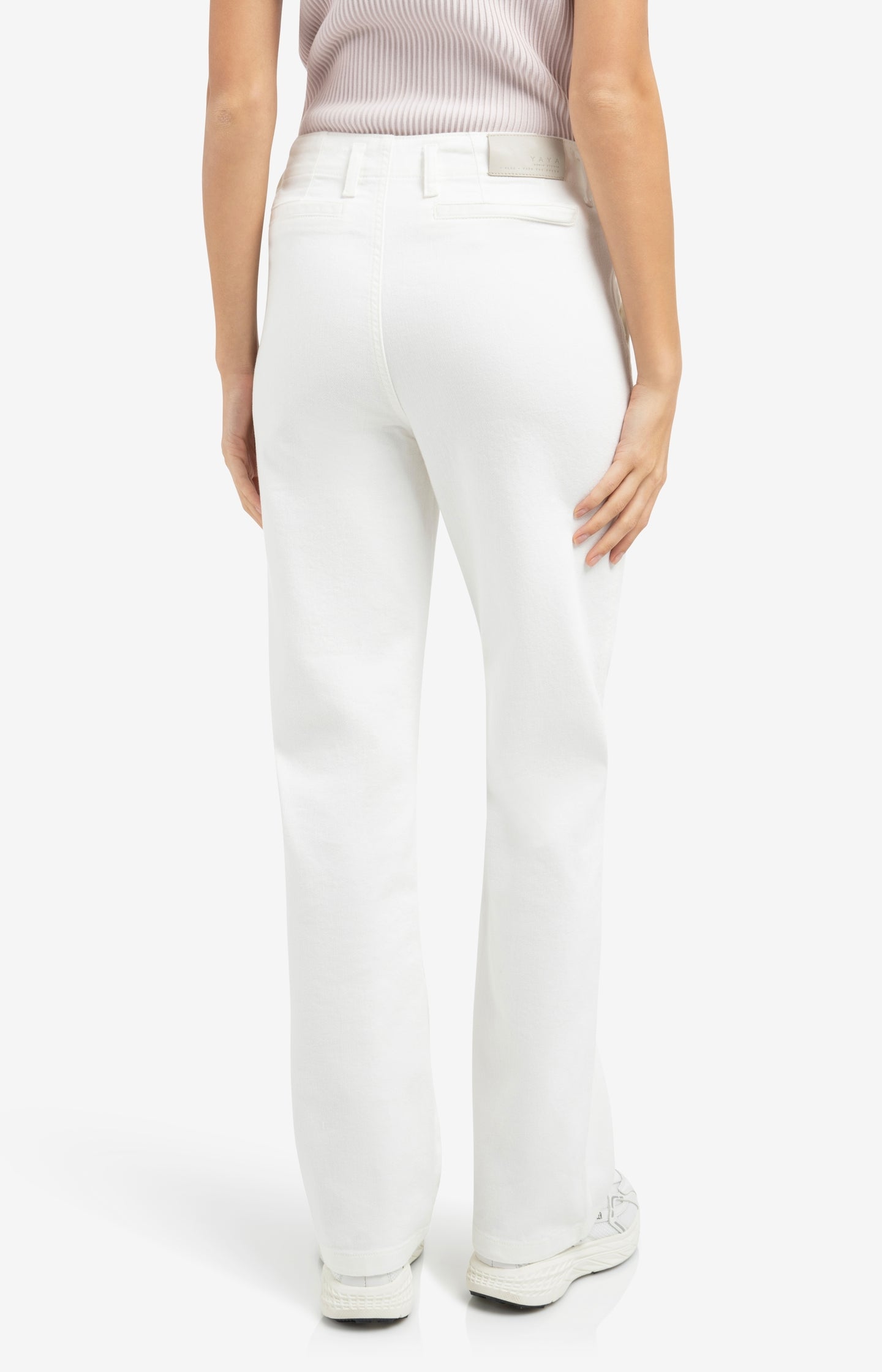 Chino jeans with straight legs and welt pockets (L32)