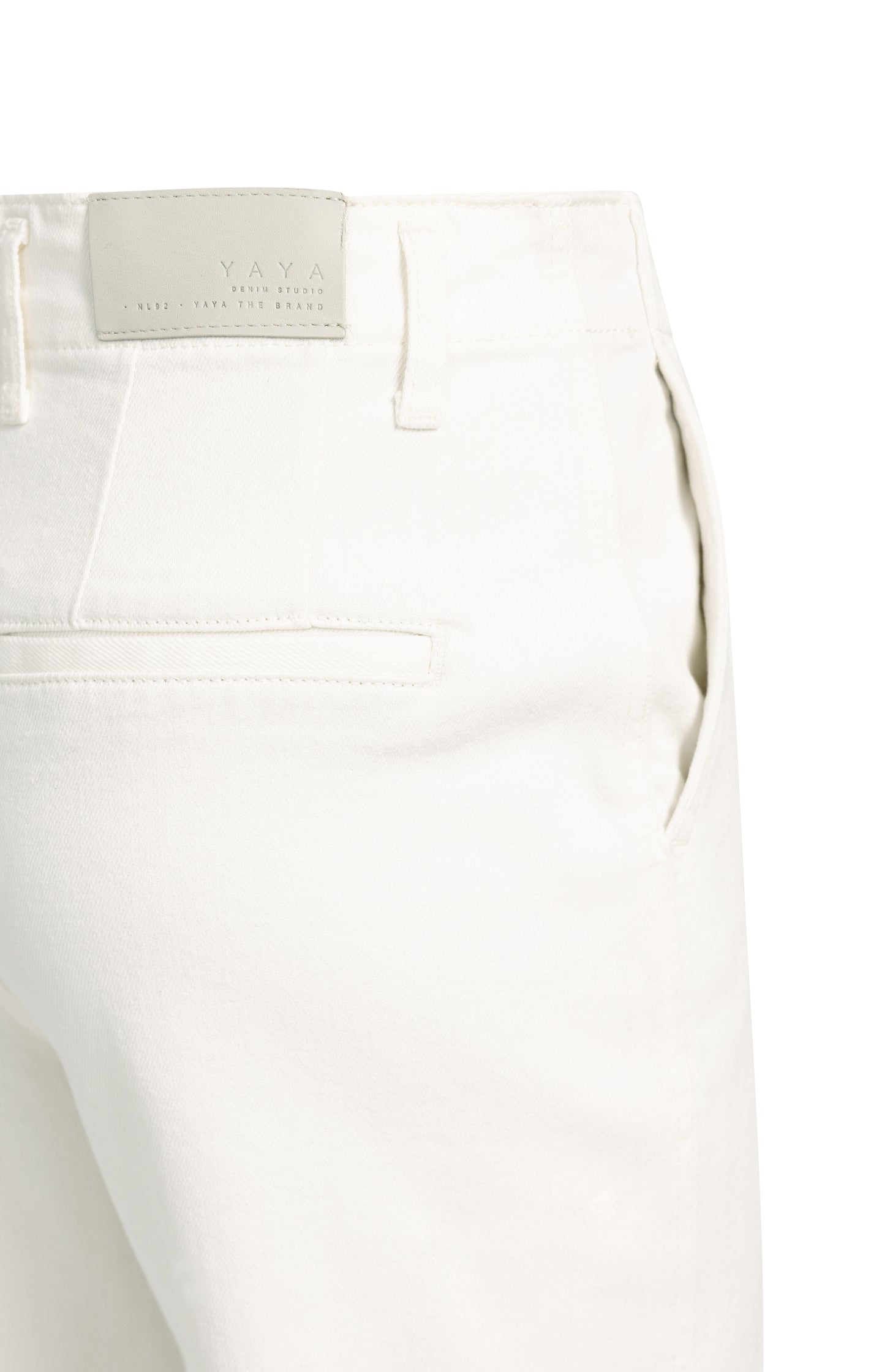 Chino jeans with straight legs and welt pockets (L32)