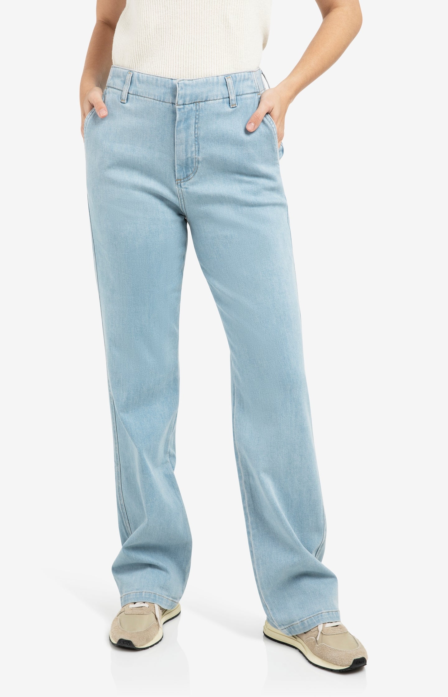 Chino jeans with straight legs and welt pockets (L32)