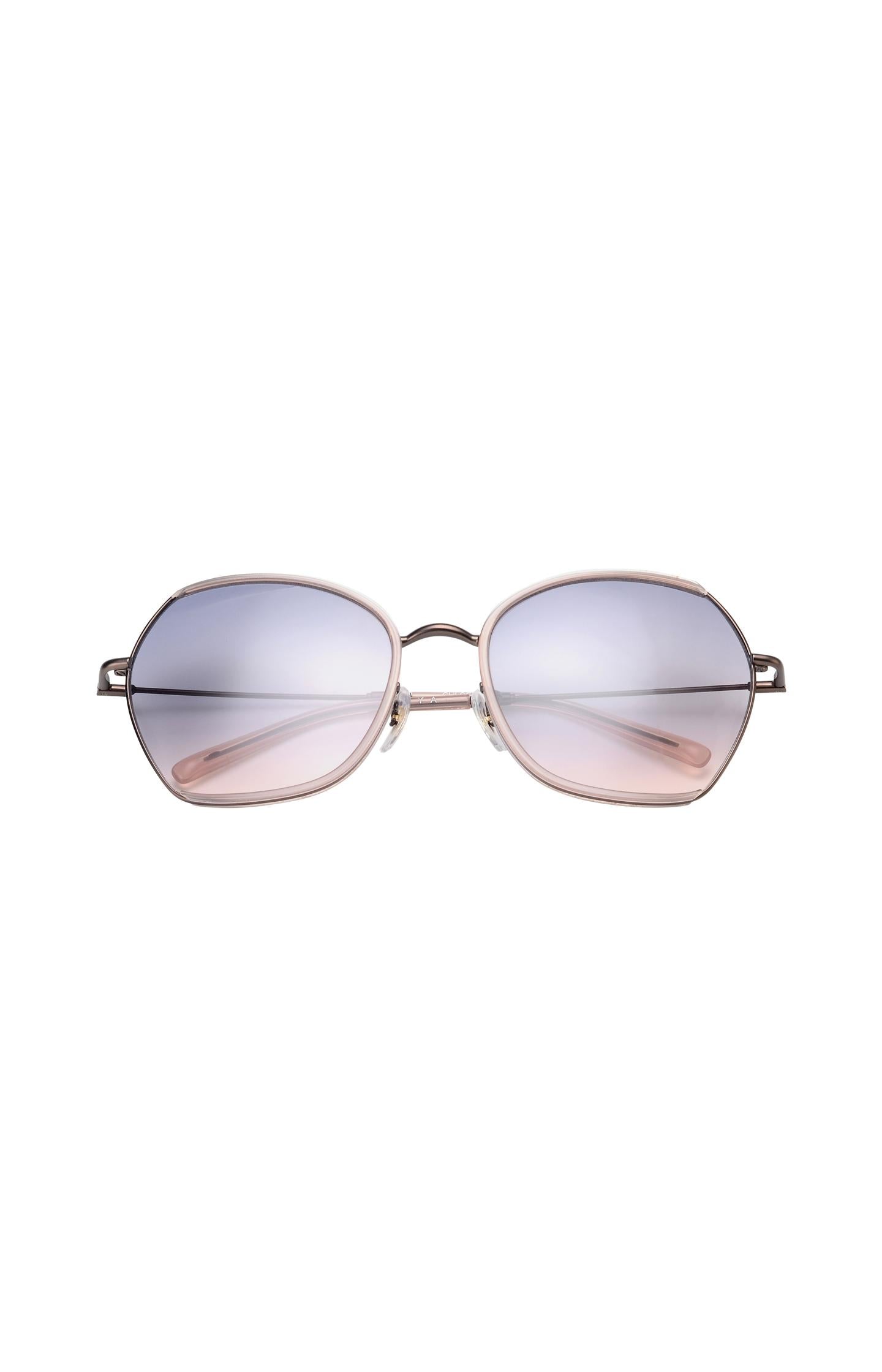 Chloe sunglasses in retro design with colored lens