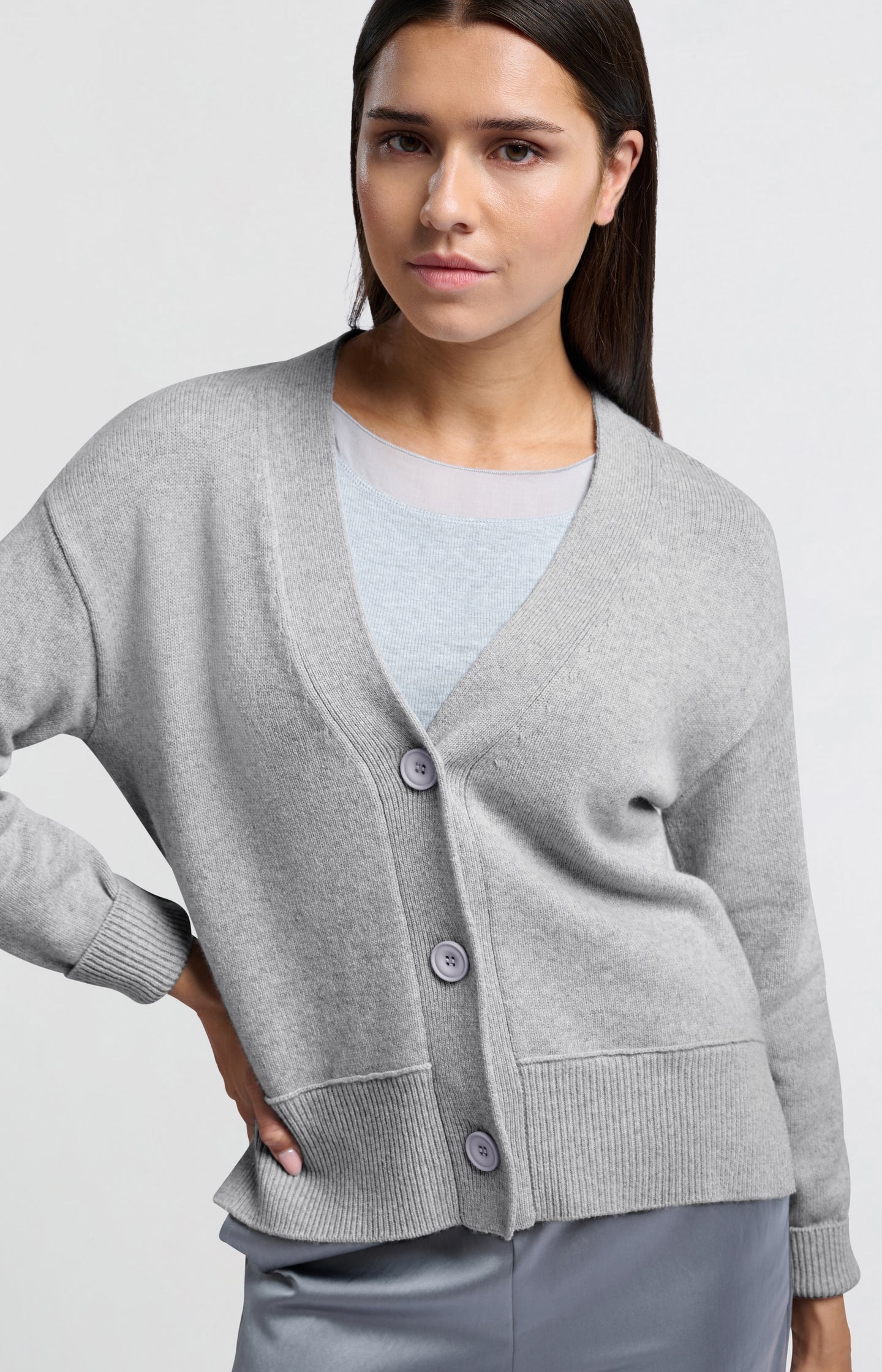 Classic cardigan with long sleeves, V-neck and buttons