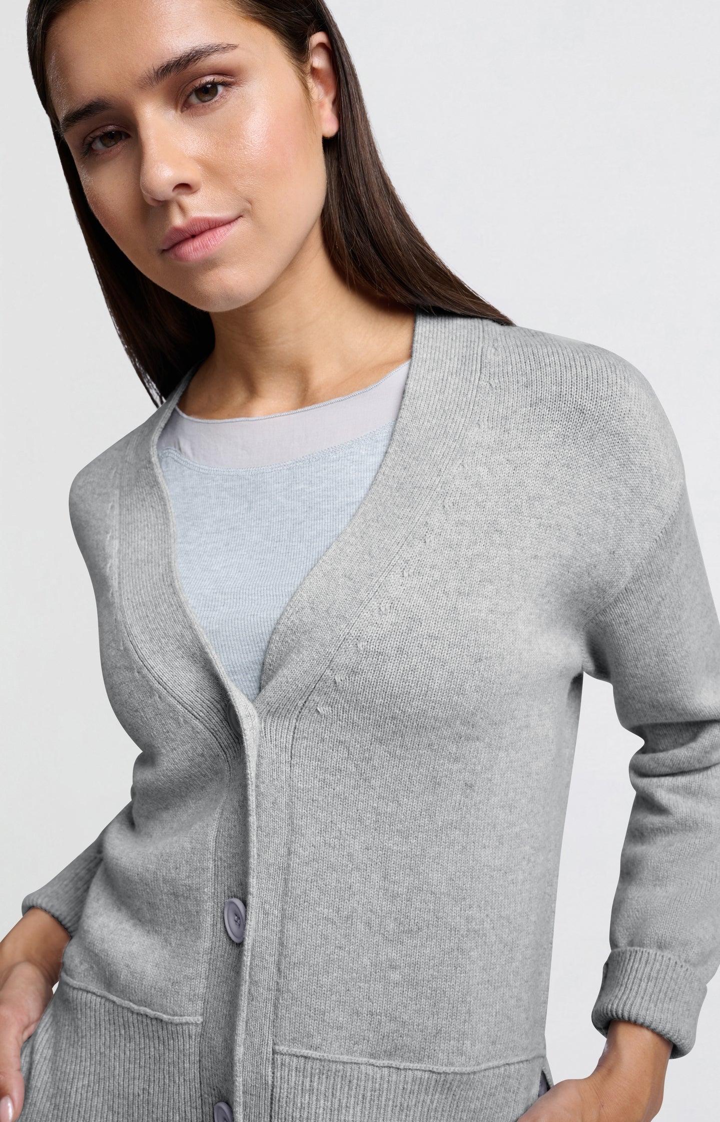 Classic cardigan with long sleeves, V-neck and buttons