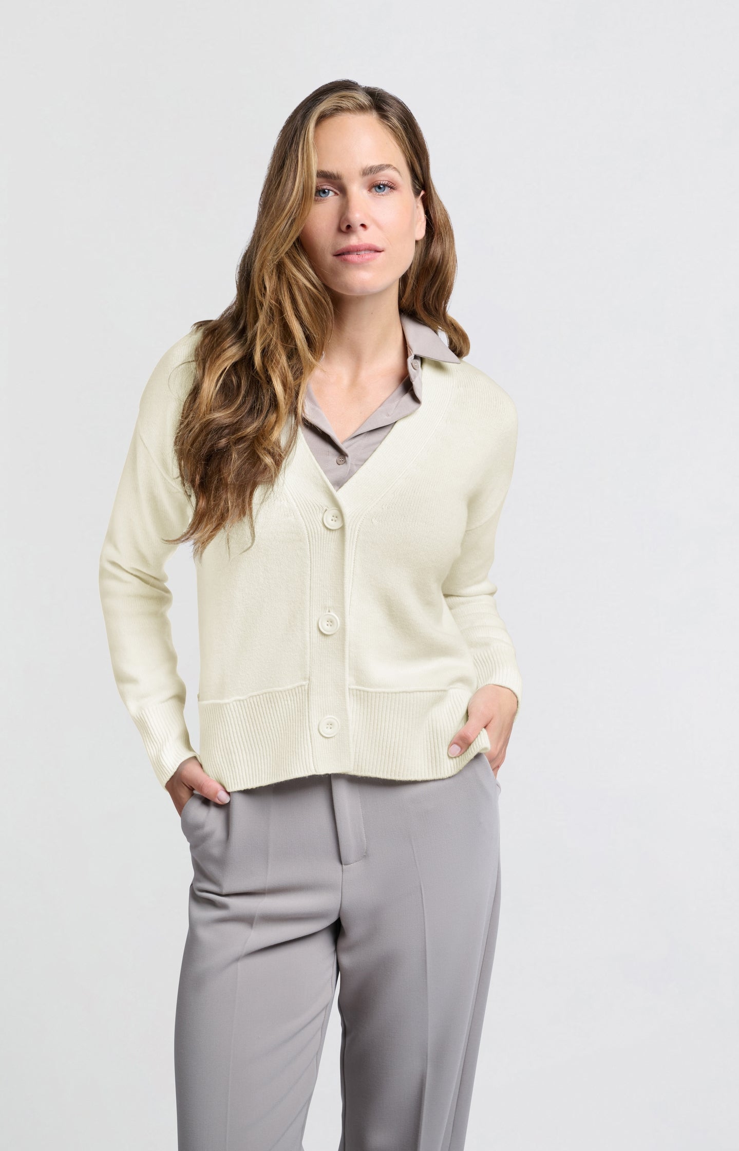 Classic cardigan with long sleeves, V-neck and buttons