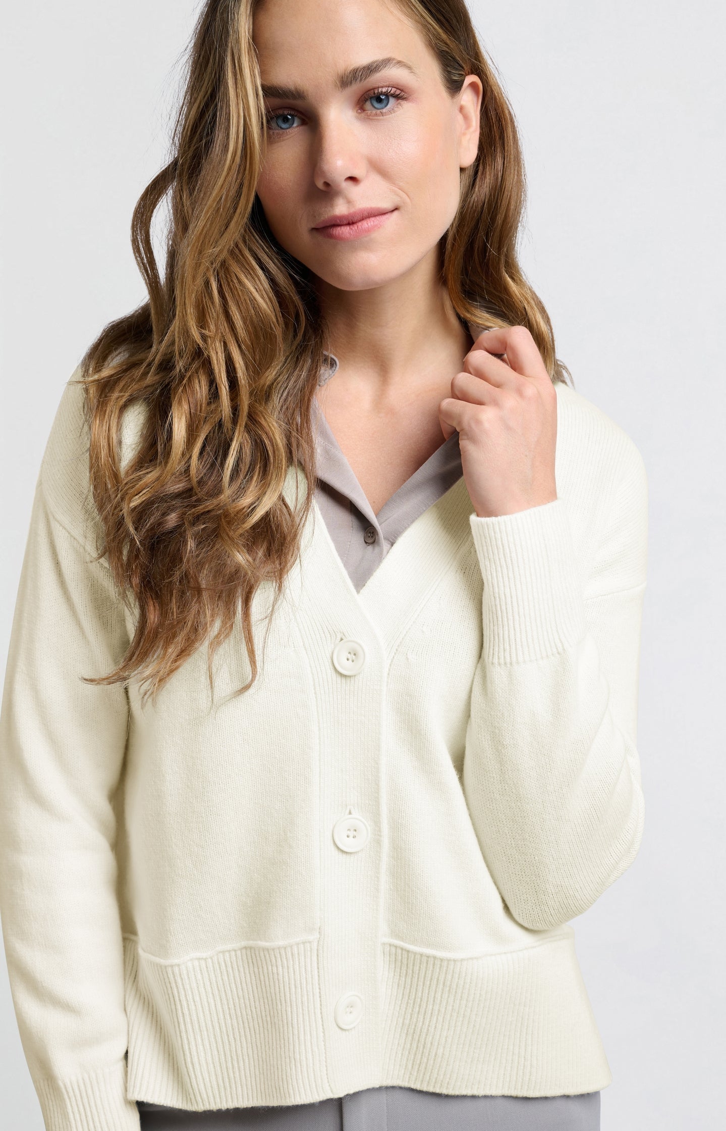 Classic cardigan with long sleeves, V-neck and buttons