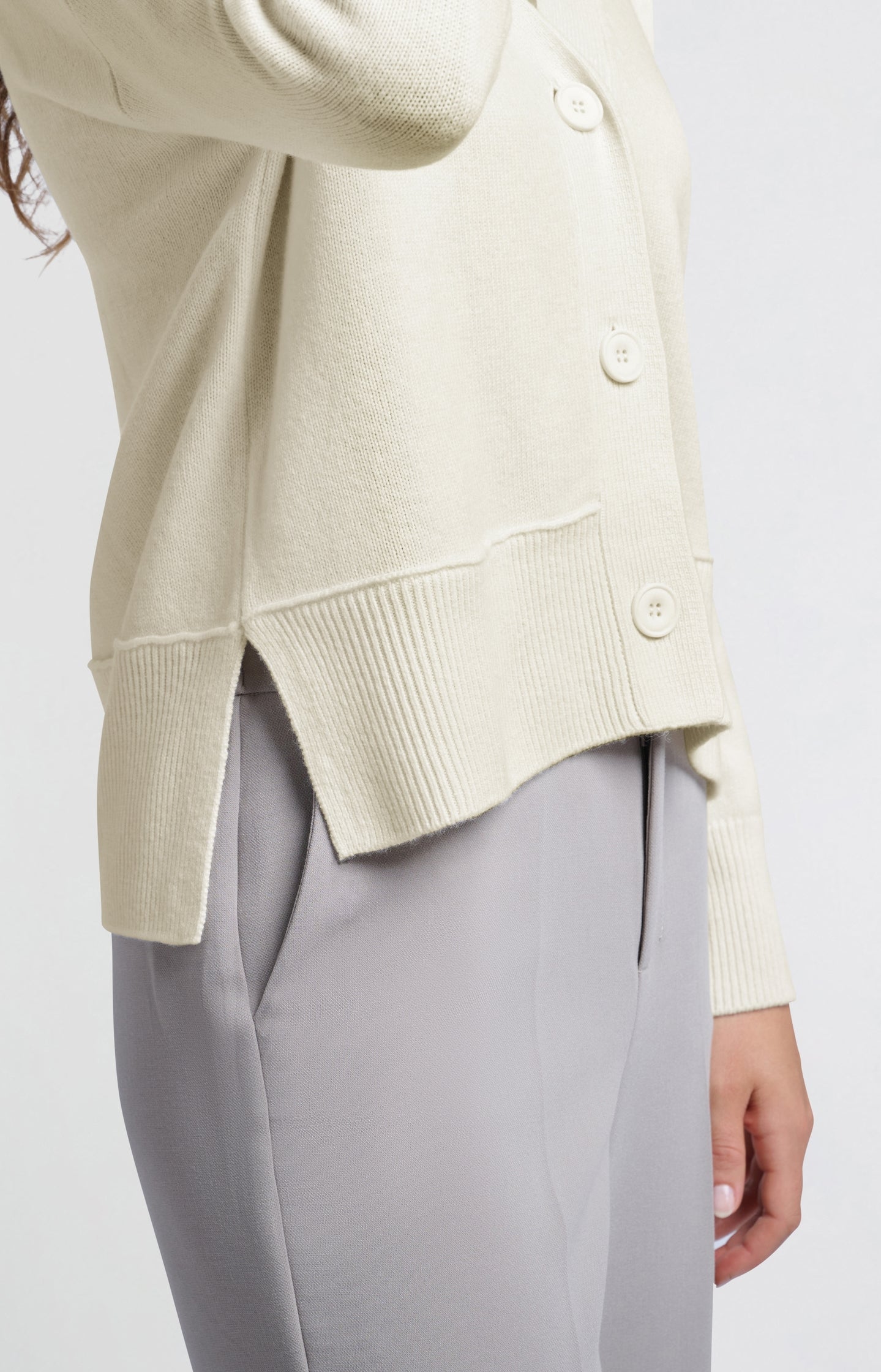 Classic cardigan with long sleeves, V-neck and buttons