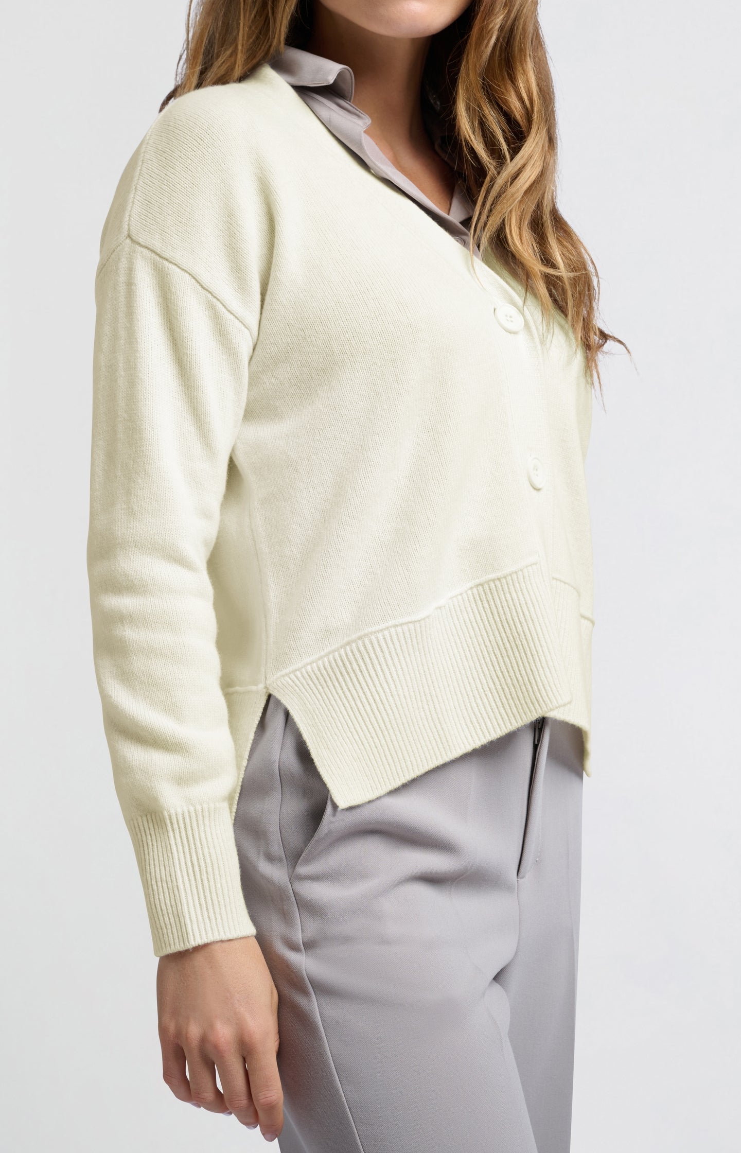 Classic cardigan with long sleeves, V-neck and buttons