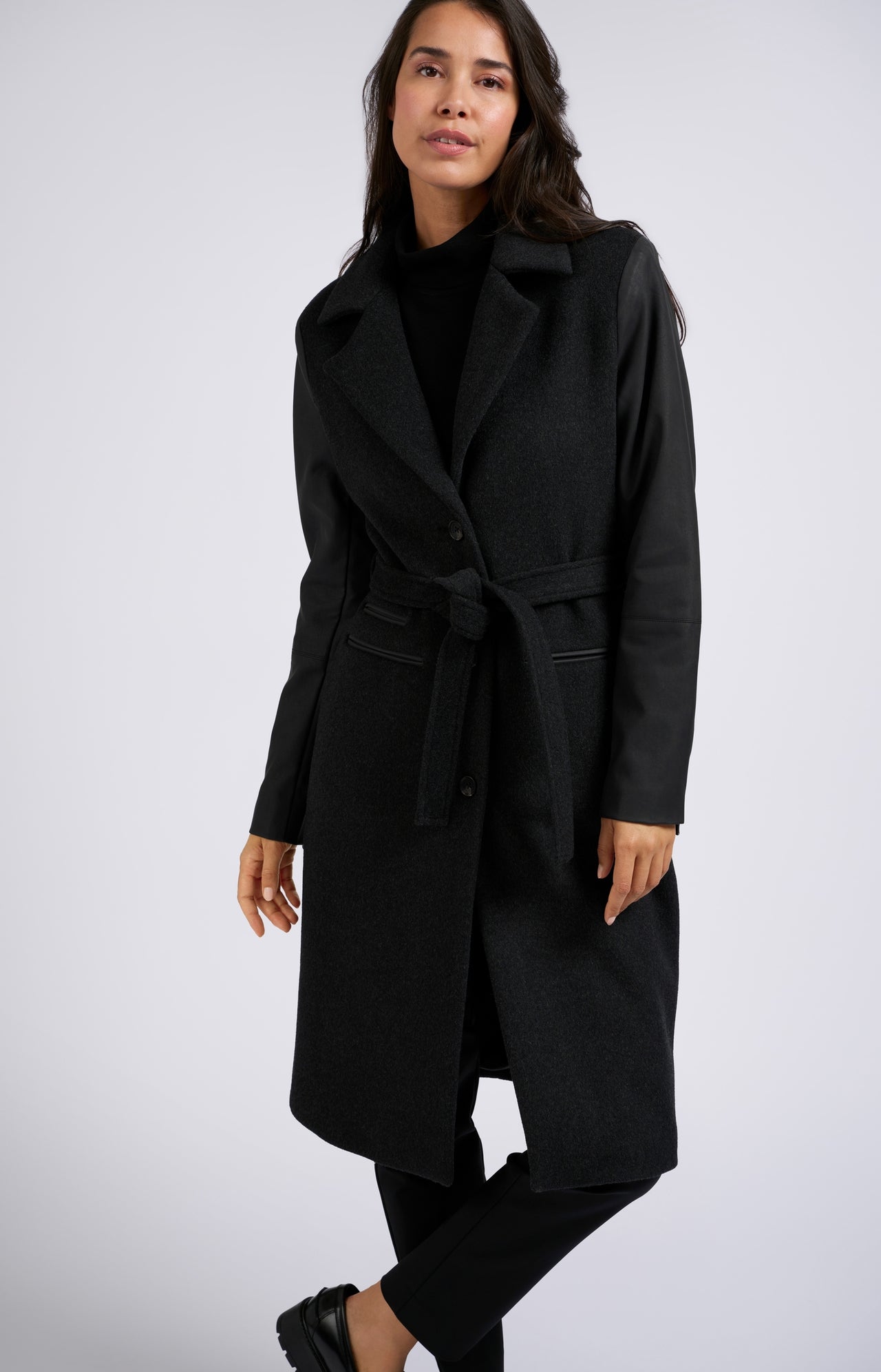 Coat with collar, long sleeves with zipper detail and belt