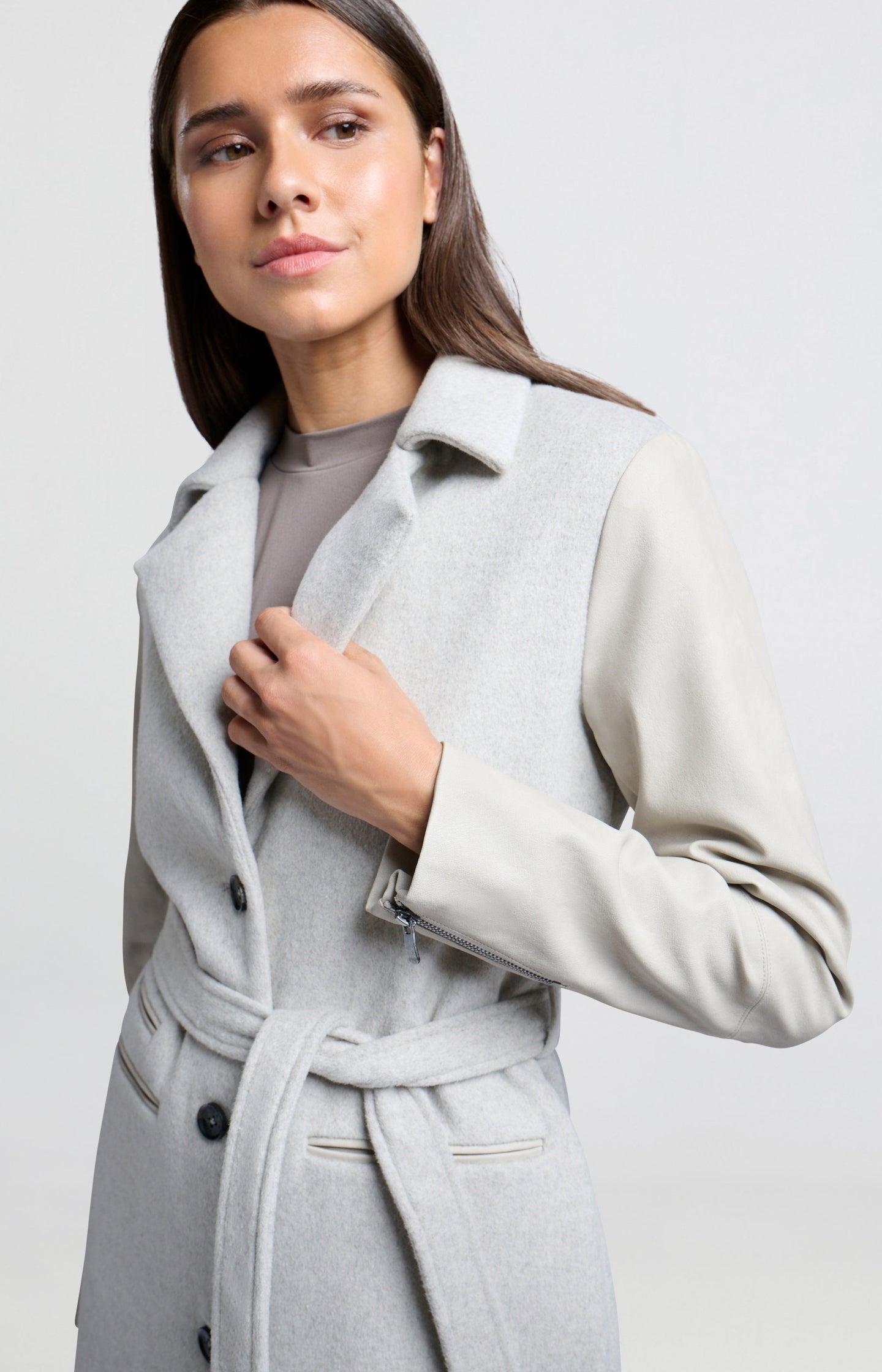 Coat with collar, long sleeves with zipper detail and belt - Type: lookbook