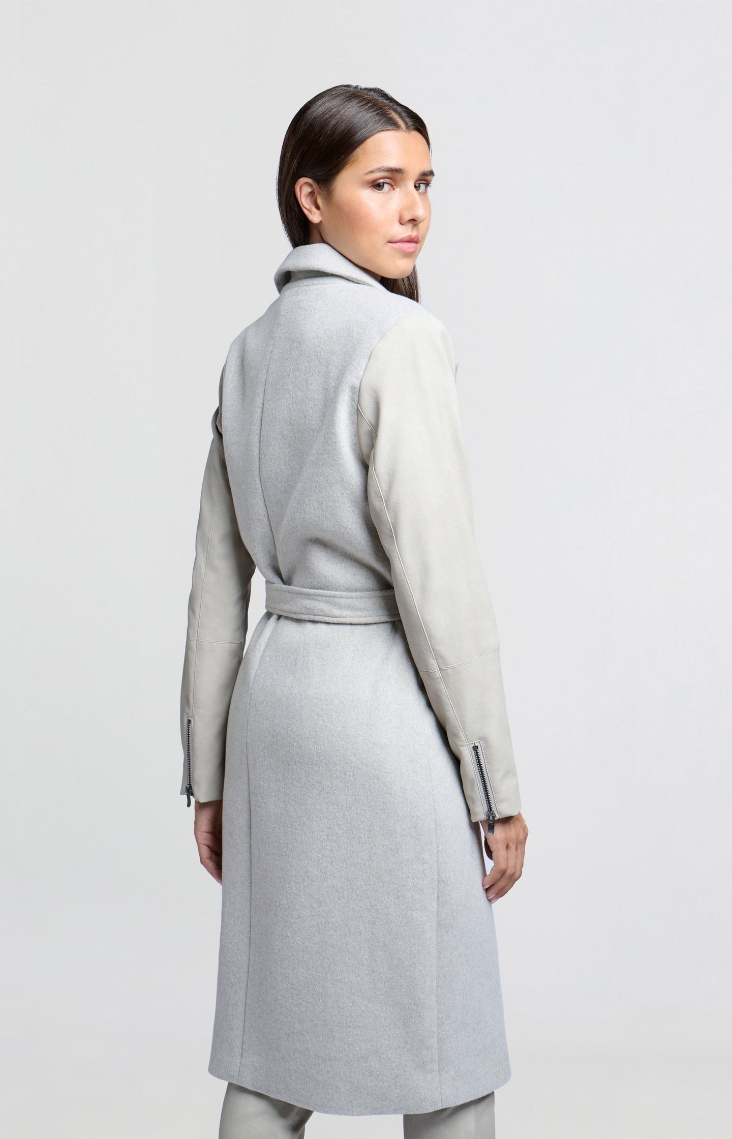 Coat with collar, long sleeves with zipper detail and belt