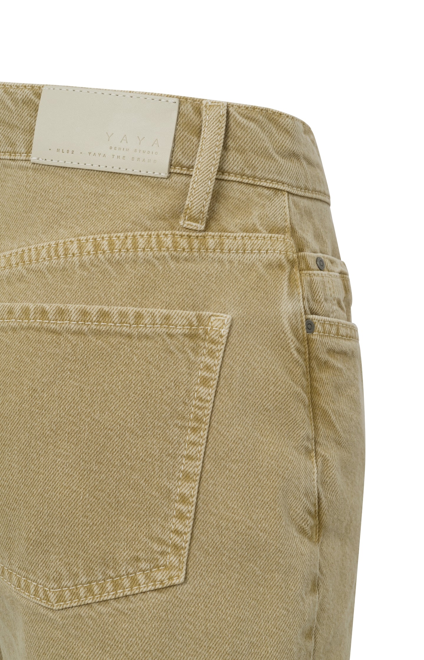 Colored denim short with high waist, pockets and zip fly