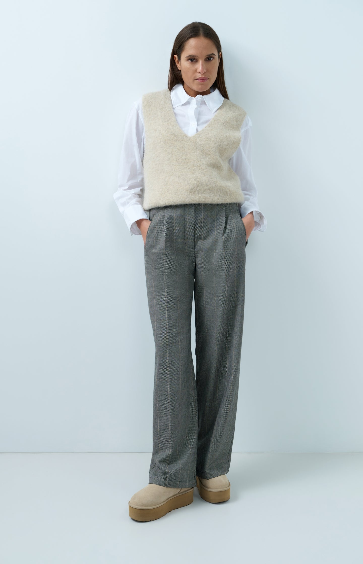 Cotton blouse with wired collar and cuffs