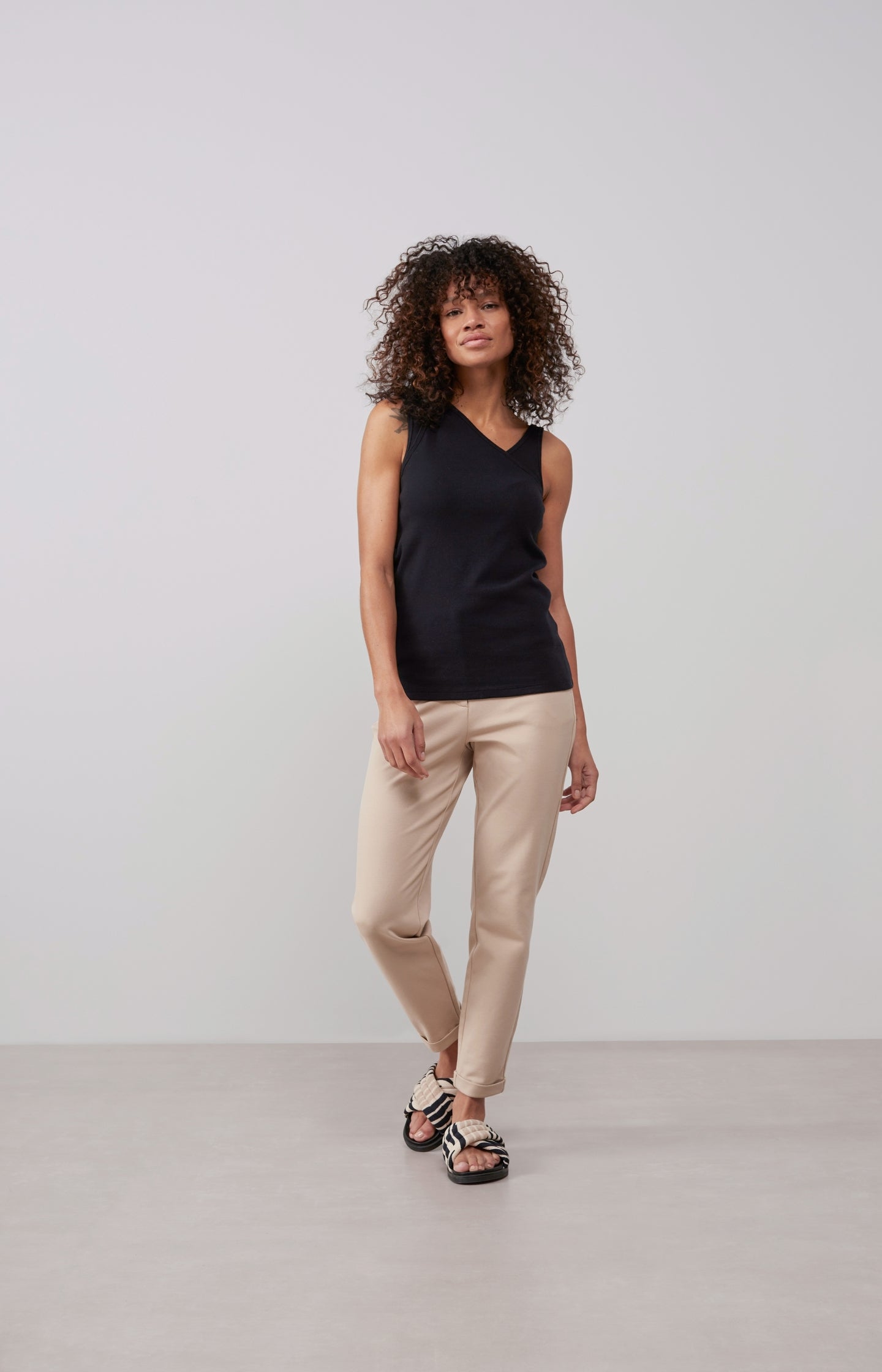 Cotton ribbed top with neck detail in regular fit - Type: lookbook