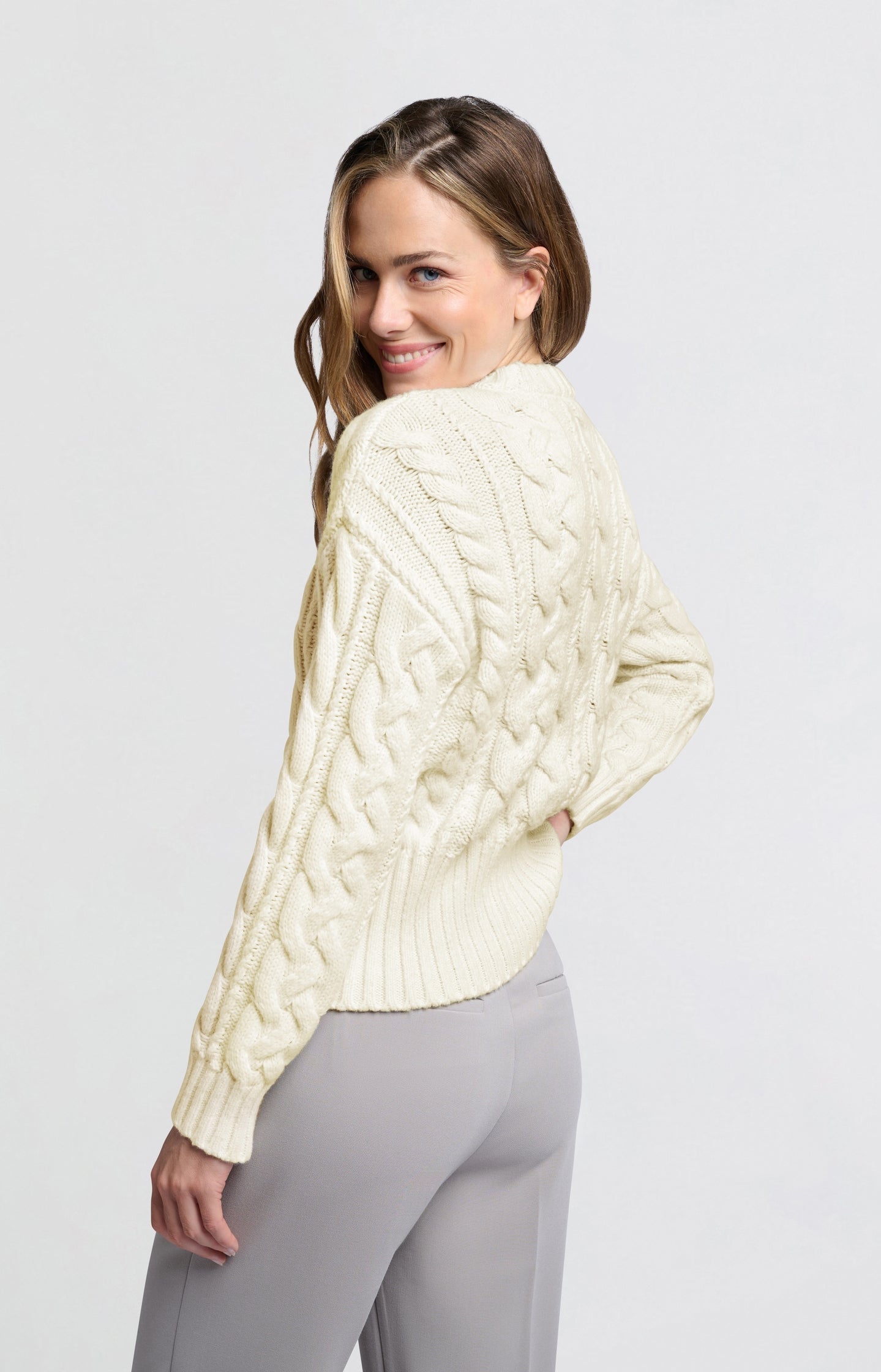 Cream-colored cable sweater with round neck and long sleeves