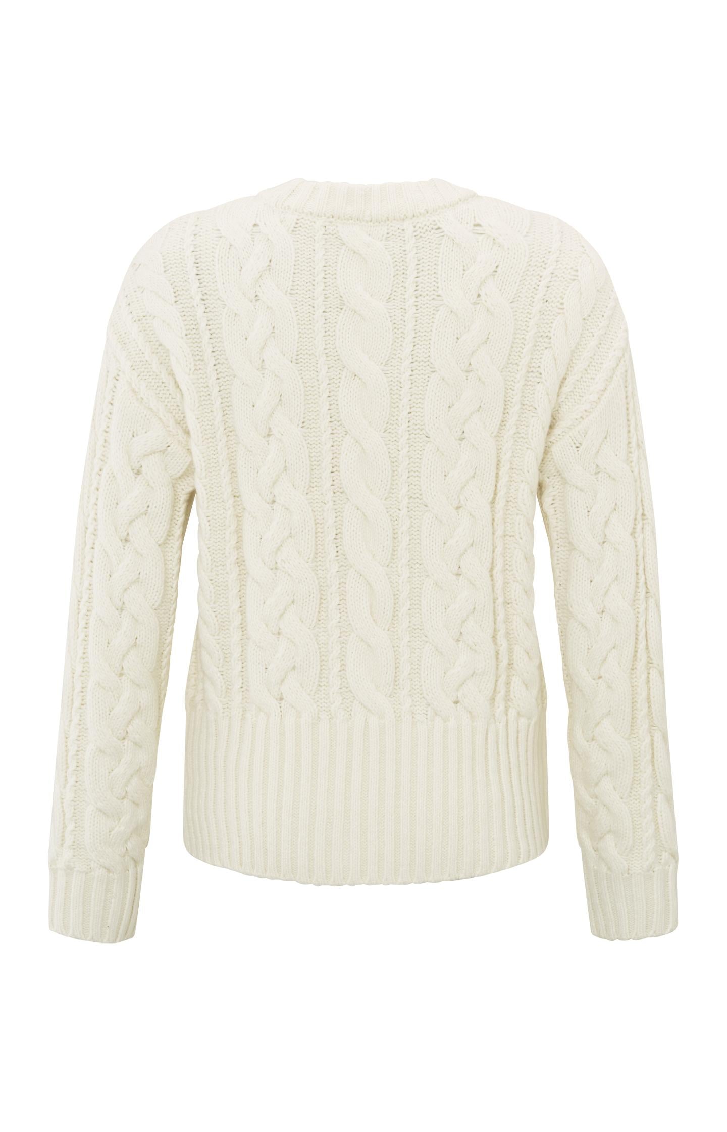 Cream-colored cable sweater with round neck and long sleeves