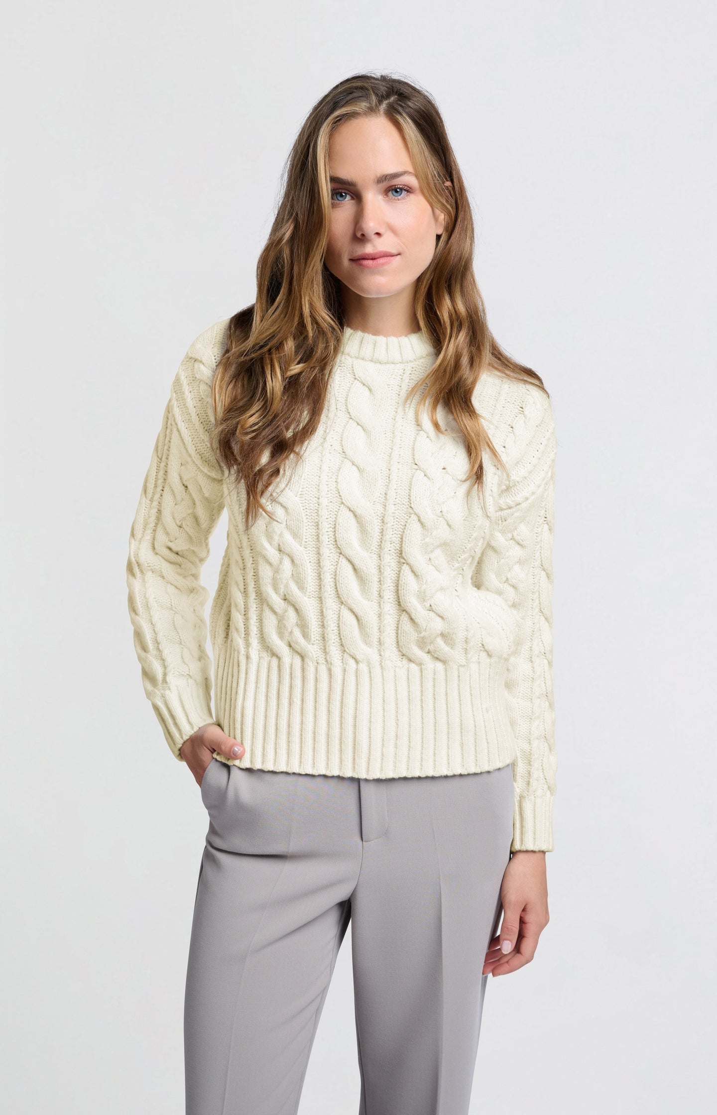 Cream-colored cable sweater with round neck and long sleeves