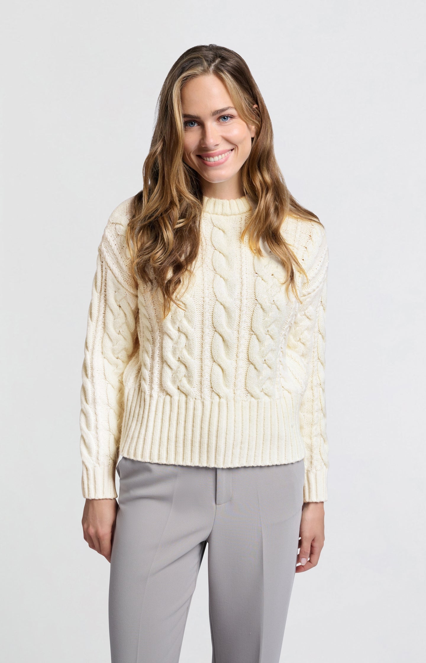 Cream-colored cable sweater with round neck and long sleeves