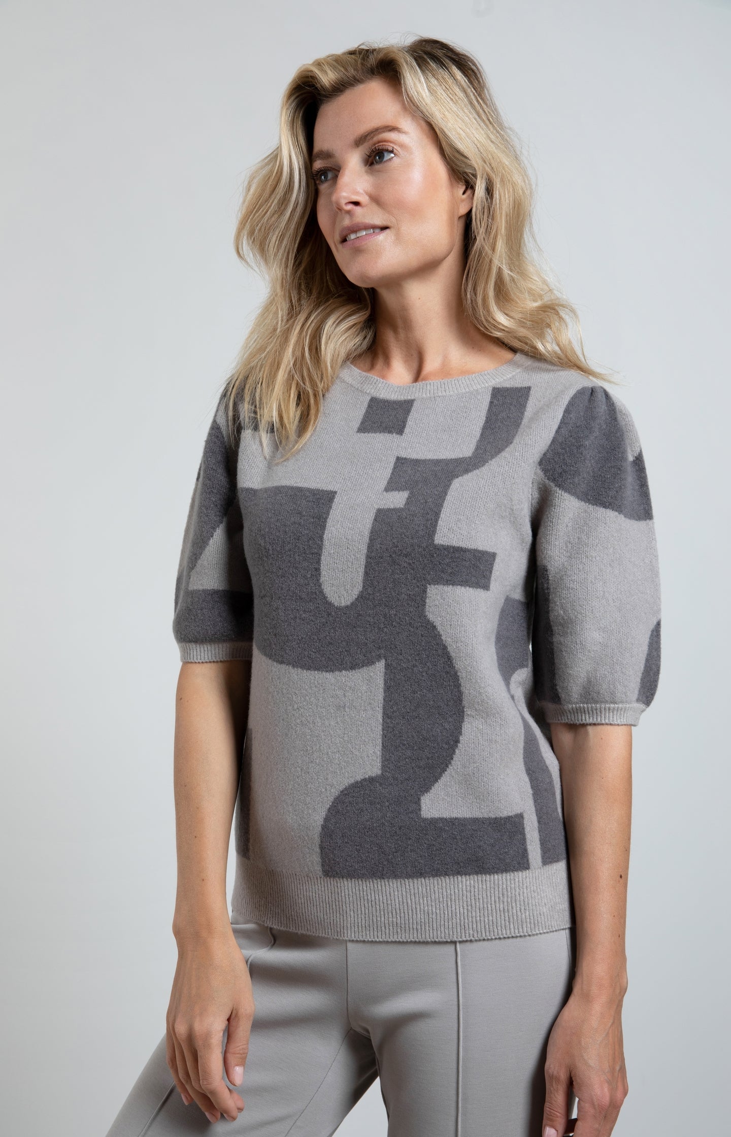 Crewneck sweater with half sleeves and jacquard print