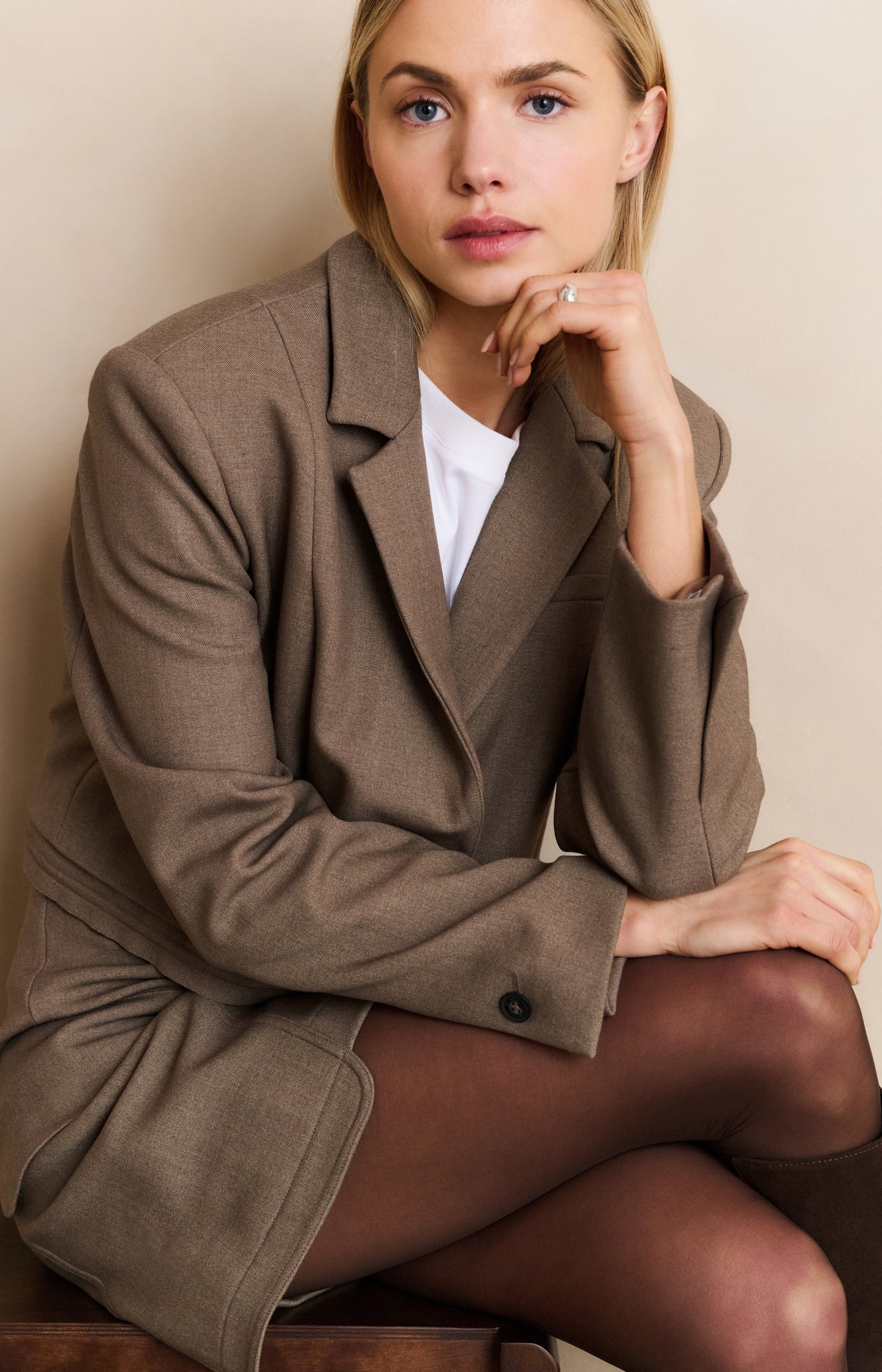 Cropped blazer with drawstring hem
