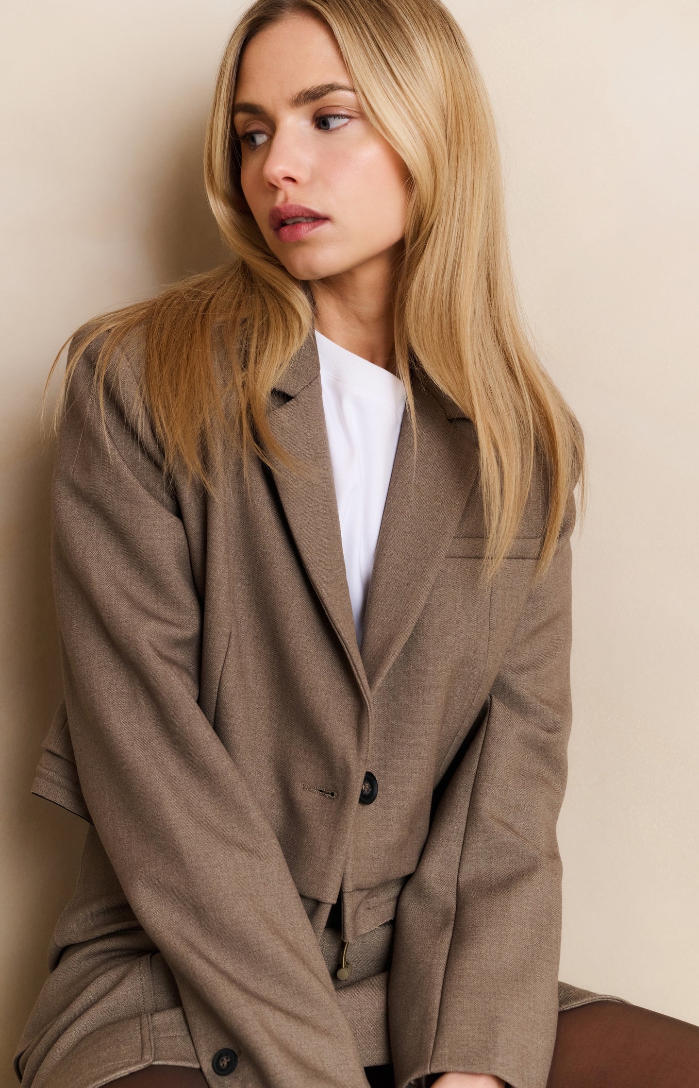 Cropped blazer with drawstring hem