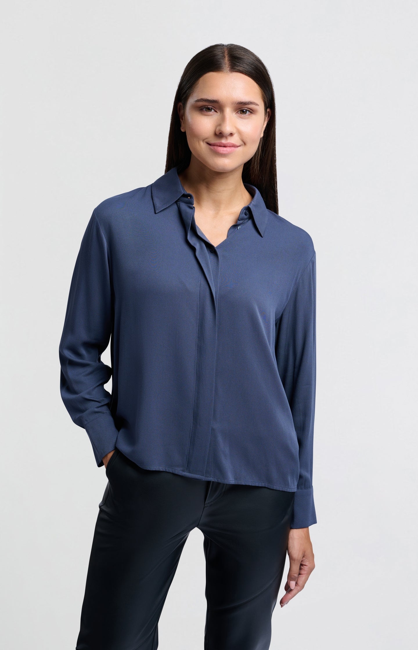 Cropped blouse with long sleeves and button closure - Type: lookbook