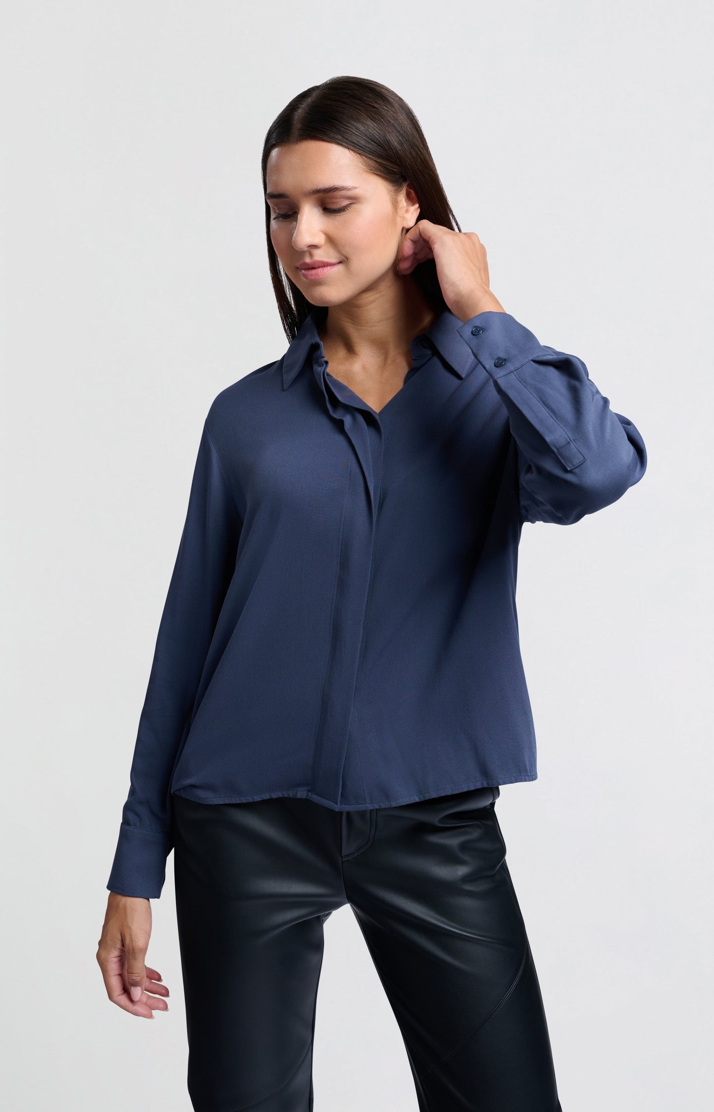 Cropped blouse with long sleeves and button closure