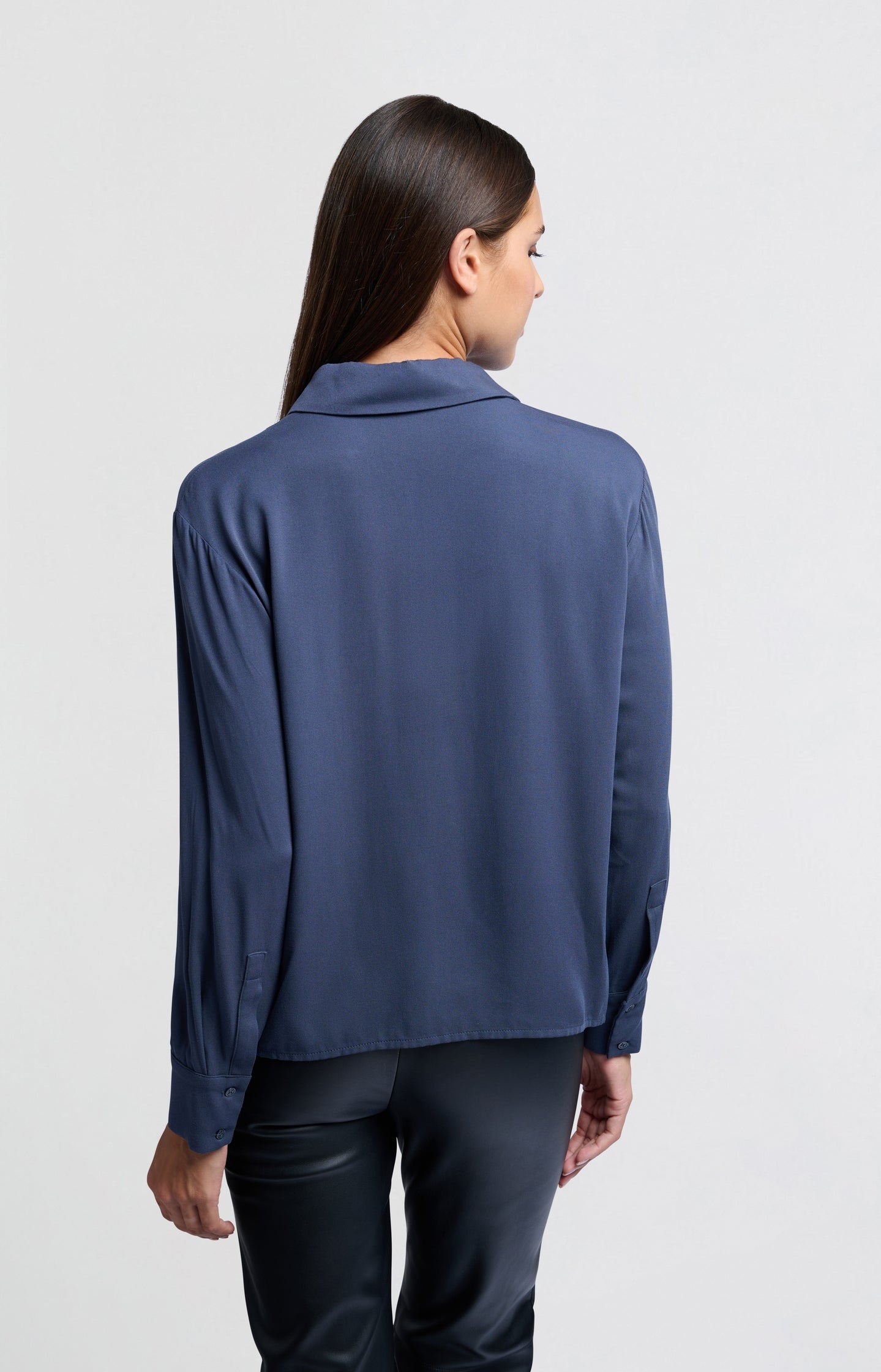 Cropped blouse with long sleeves and button closure