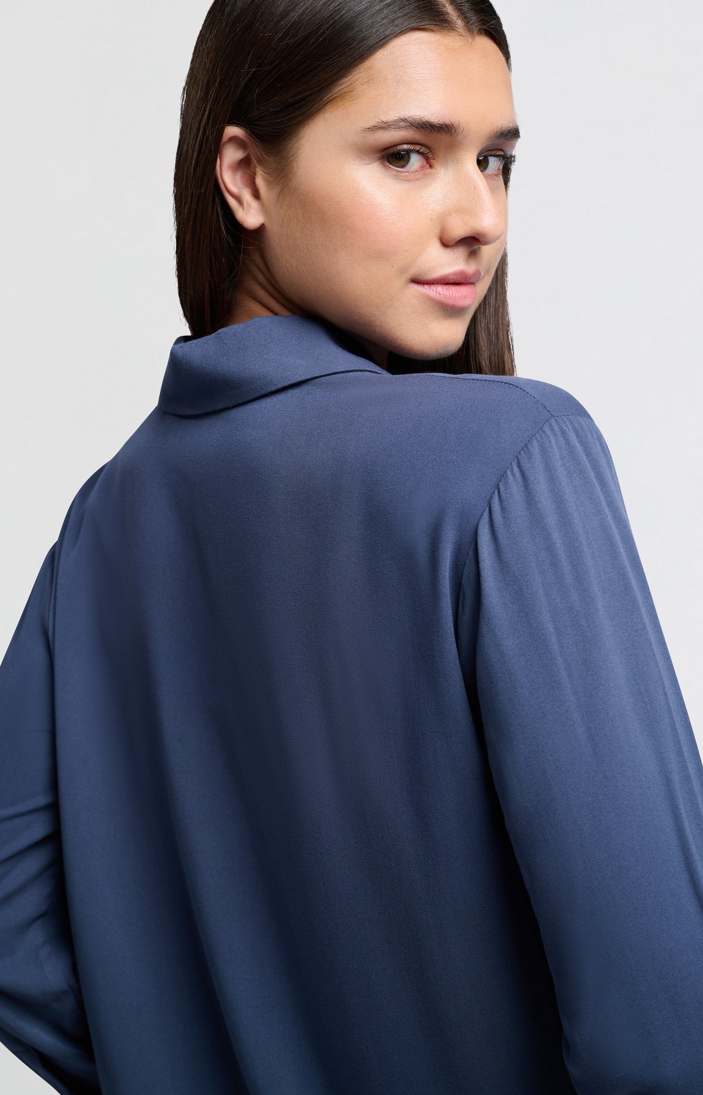 Cropped blouse with long sleeves and button closure